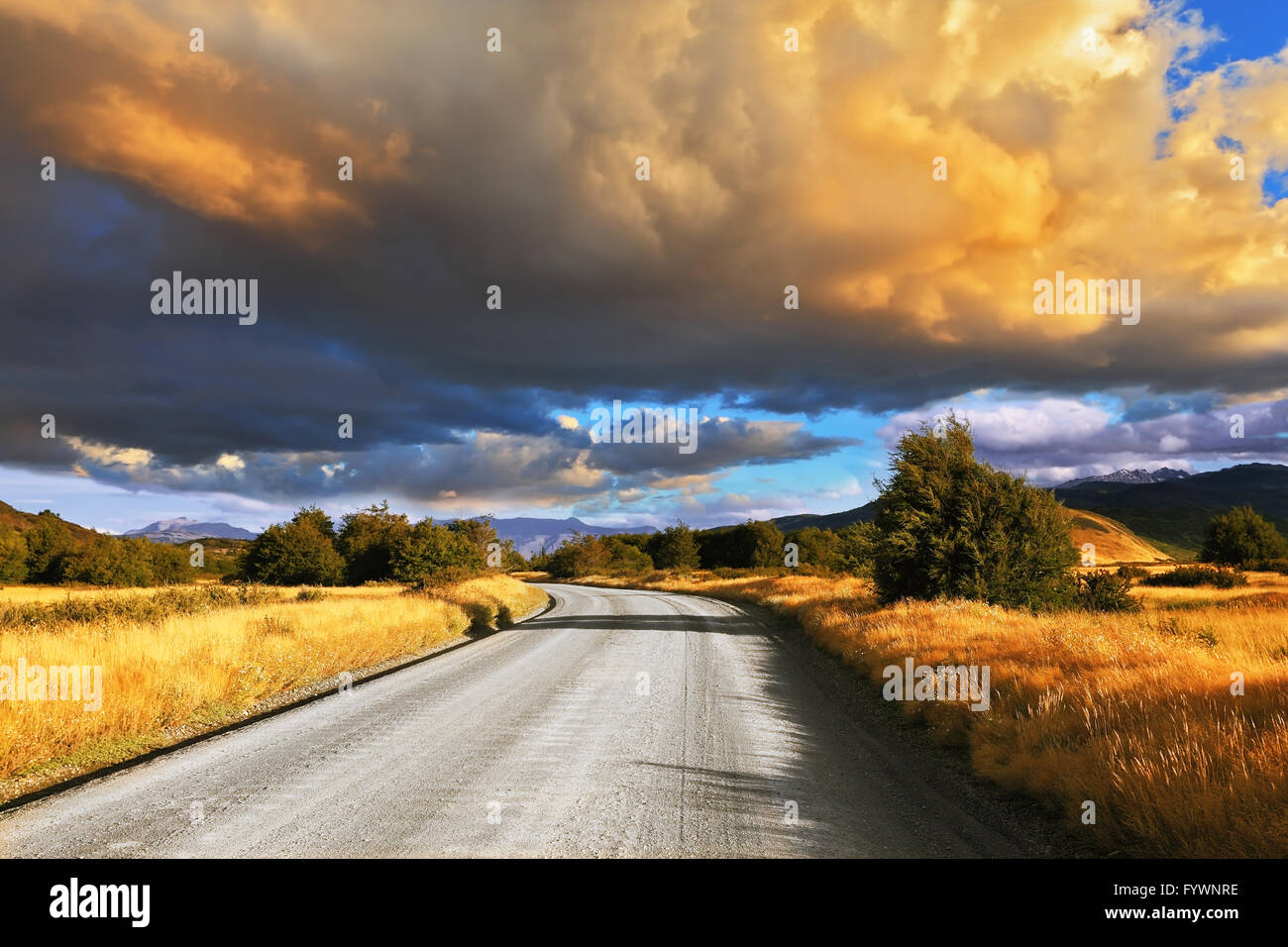 Die riesige Wolke beleuchtet gelb-Orange sunset Stockfoto