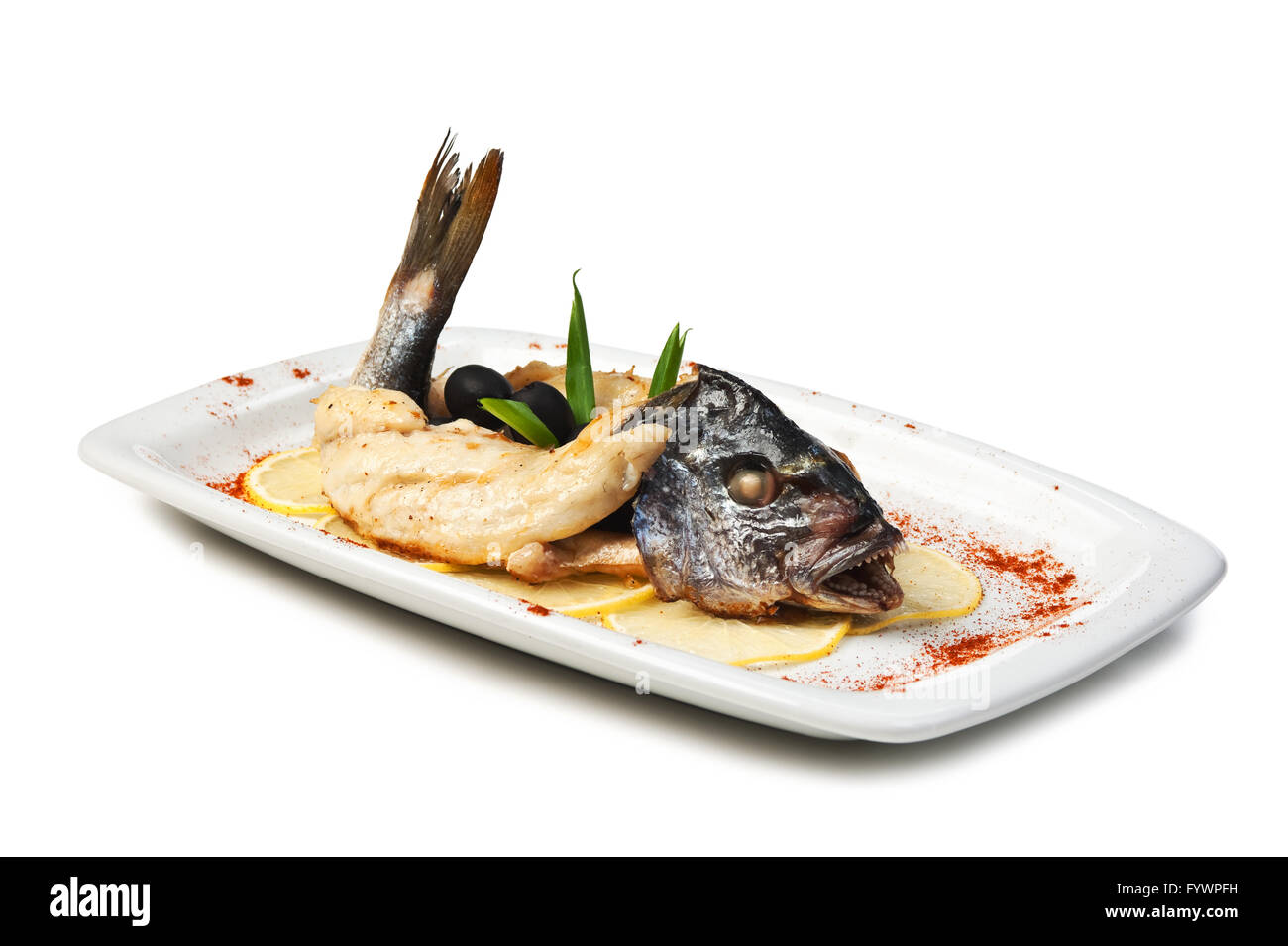 Fisch gebacken im Teig mit Oliven Stockfoto