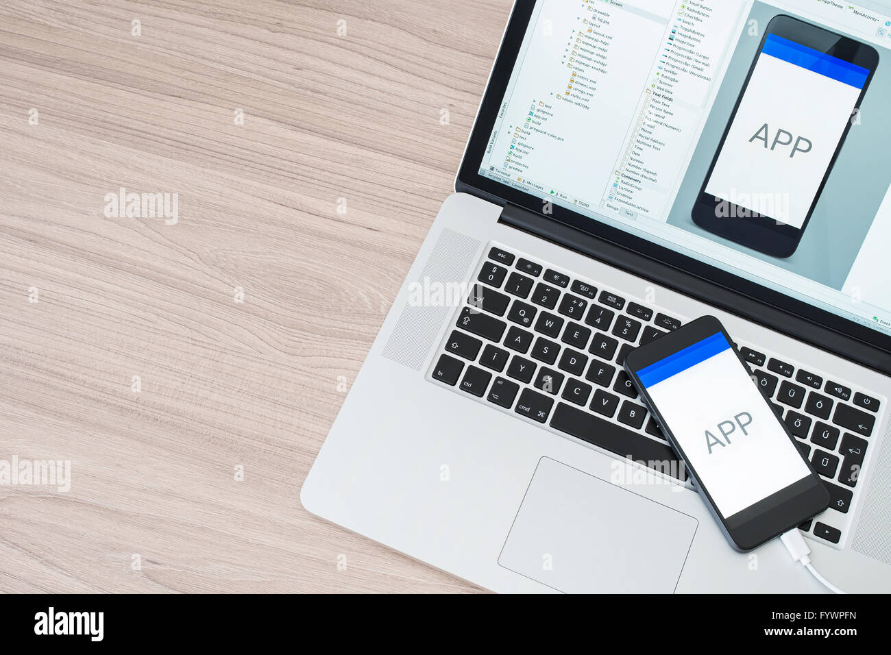Entwicklung mobiler Anwendungen mit Computer und smartphone Stockfoto