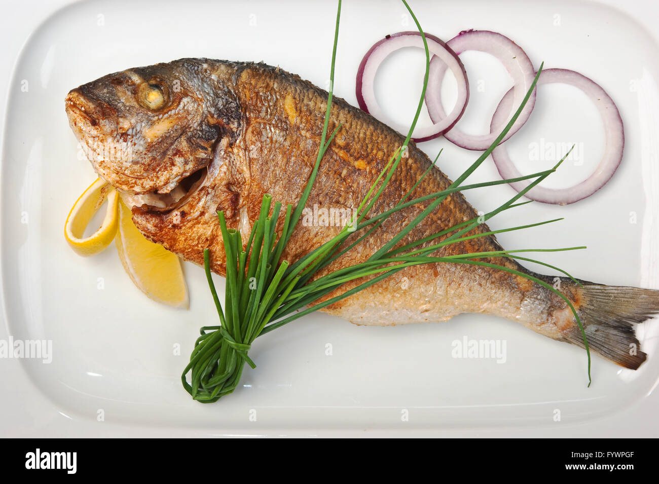 Gericht aus gebratenen Fisch mit Zwiebeln Stockfoto