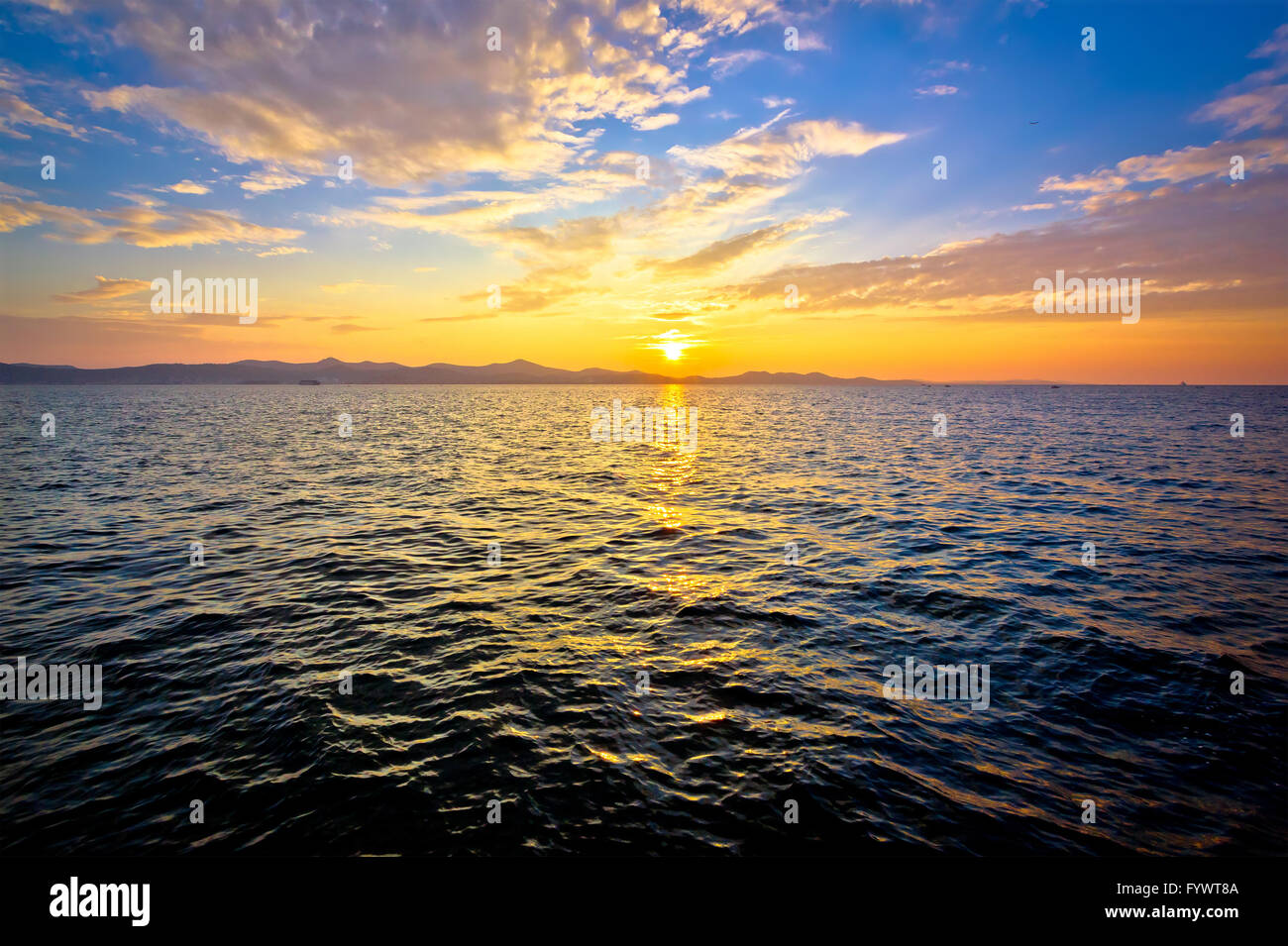 Epische farbenprächtigen Sonnenuntergang am Meer Stockfoto