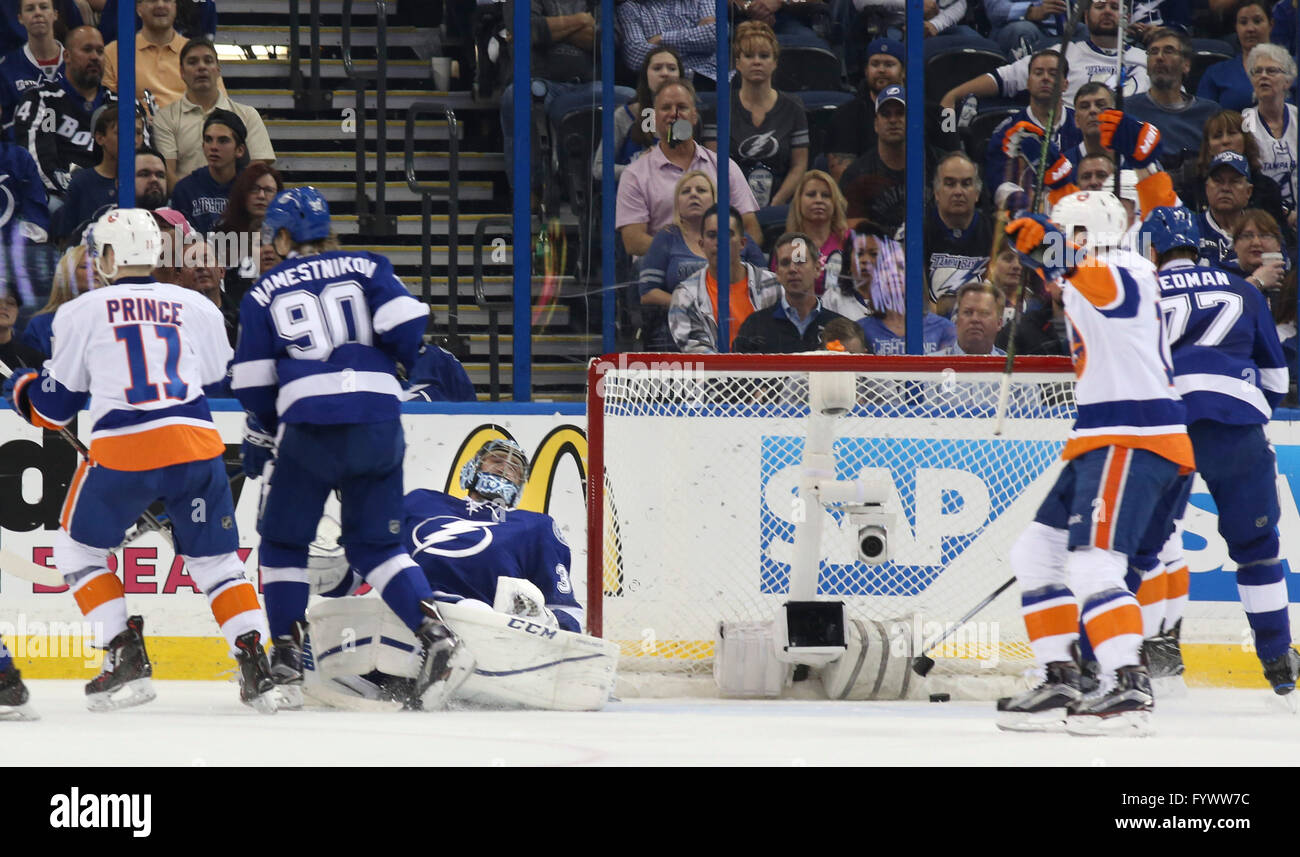 Tampa, Florida, USA. 27. April 2016. DIRK SHADD | Zeiten. Tampa Bay Lightning Torwart Ben Bishop (30) schlagen bekommt als center-New York Islanders Shane Prince (11) (links) erzielt das vorwärtsstrebende Tor um die Gäste 2 zu 1 während der ersten Periode Aktion Spiel eins der zweiten Runde der Stanley Cup Playoffs in der Amalie Arena in Tampa Mittwochabend (26.04.16) Credit: Dirk Shadd/Tampa Bay Times / ZUMA Draht/Alamy Live News Stockfoto