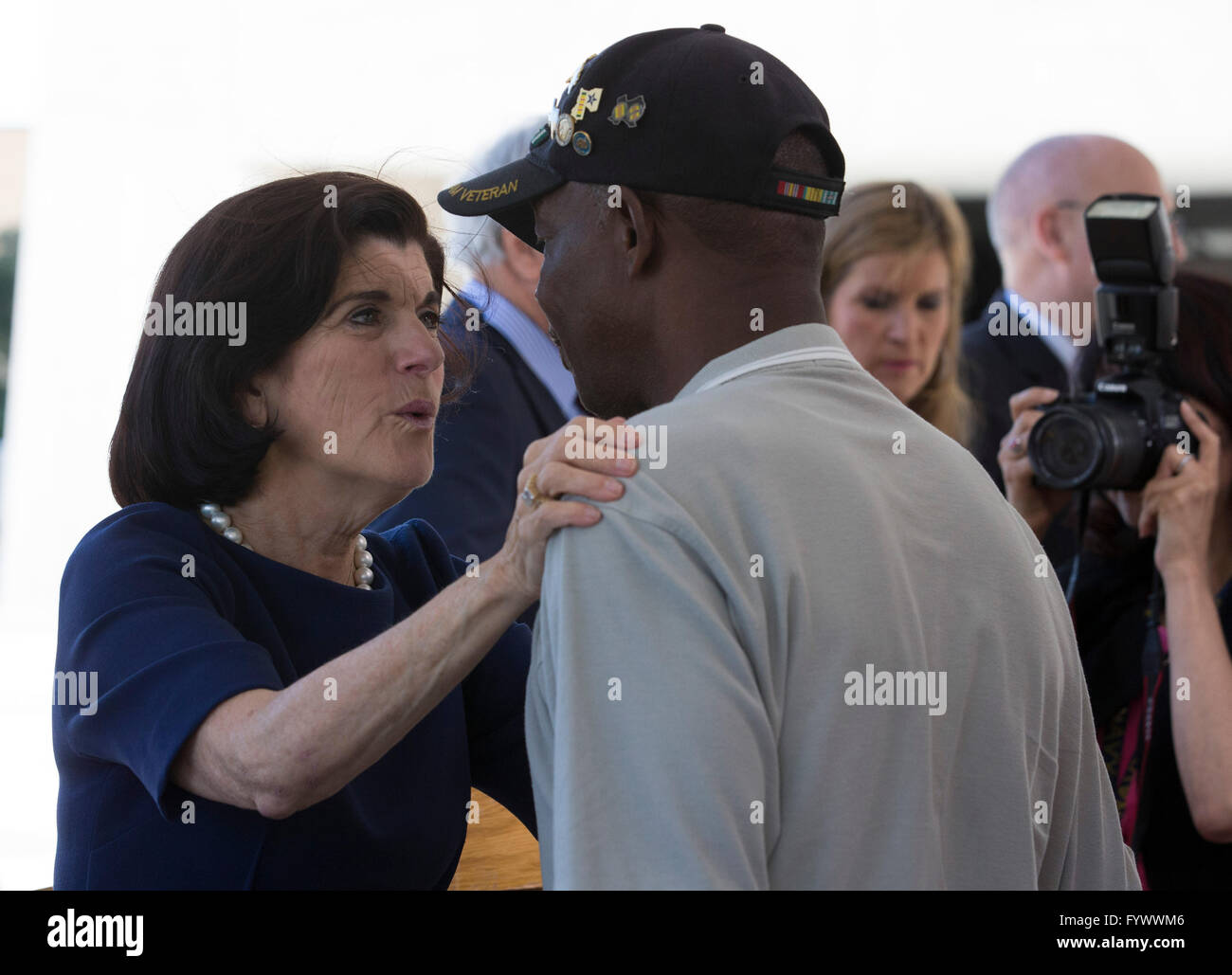 Luci Baines Johnson, Tochter von Präsident Lyndon Johnson, spricht mit einem Veteran während des Vietnam-Krieges Gipfels bei der LBJ Library. Stockfoto