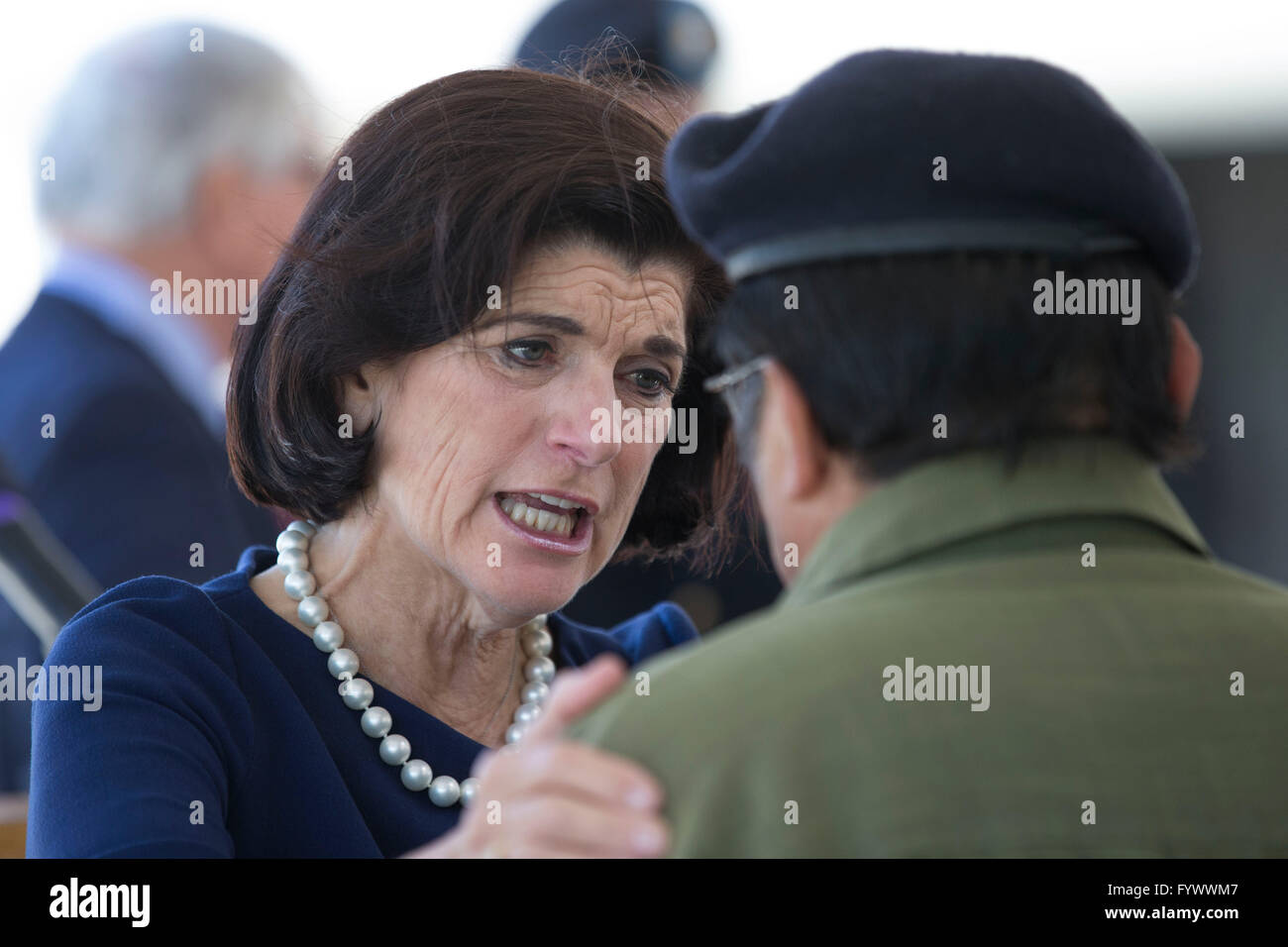 Luci Baines Johnson schmiegt sich Vietnam-Veteran Ignacio Perez am zweiten Tag des Gipfels in Vietnam-Krieg an der LBJ Library. Stockfoto