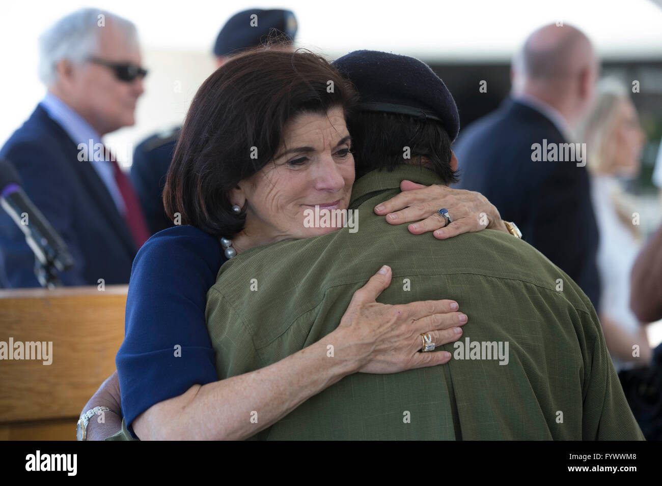 Luci Baines Johnson schmiegt sich Vietnam-Veteran Ignacio Perez am zweiten Tag des Gipfels in Vietnam-Krieg an der LBJ Library. Stockfoto