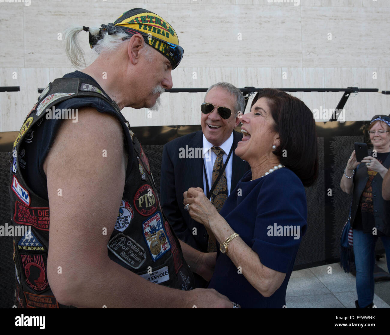 Luci Baines Johnson spricht mit Vietnam-Veteran Anthony Klosky am zweiten Tag des Gipfels in Vietnam-Krieg an der LBJ Library. Stockfoto