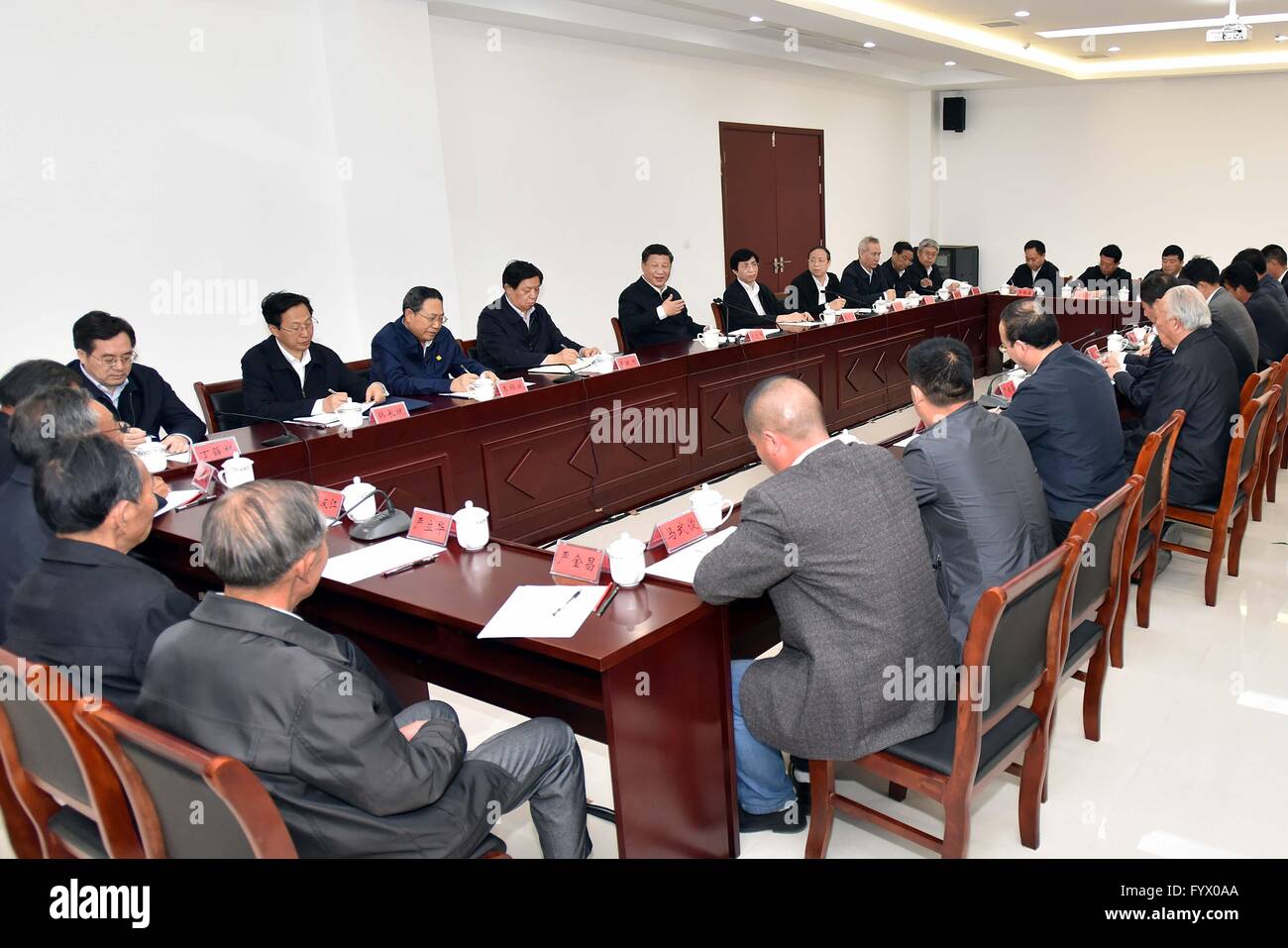 Hefei, China Anhui Provinz. 25. April 2016. Der chinesische Präsident Xi Jinping(Gesturing) präsidiert ein Symposium zum Thema ländliche Reform in der Provinz Anhui Xiaogang Dorf Fengyang County, East China, 25. April 2016. © Li Tao/Xinhua/Alamy Live-Nachrichten Stockfoto