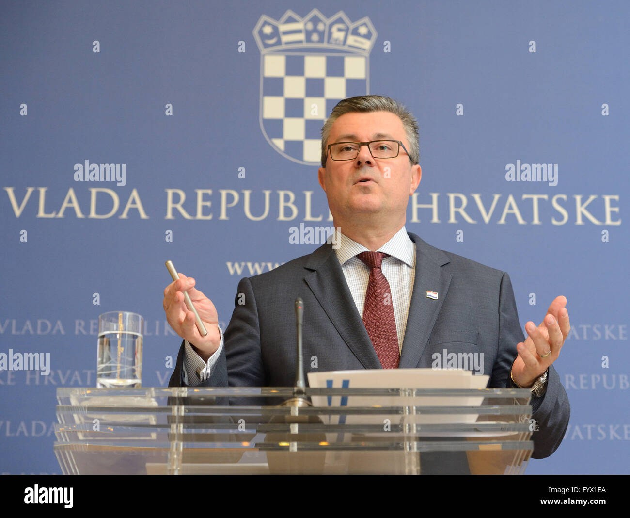 Zagreb, Kroatien. 28. April 2016. Die kroatische Premierministerin Tihomir Oreskovic spricht während einer Pressekonferenz in Zagreb, nach einer Diskussion ein Reformprogramm auf der staatlichen Tagung in Zagreb, Hauptstadt Kroatiens, 28. April 2016. Das Programm wurde entwickelt, um die größte finanzielle Probleme des Landes, wie öffentliche Unternehmen, die Rente und Gesundheit Systeme zu bewältigen. Die Regierung wird das Programm der Europäischen Kommission vorlegen. © Miso Lisanin/Xinhua/Alamy Live-Nachrichten Stockfoto