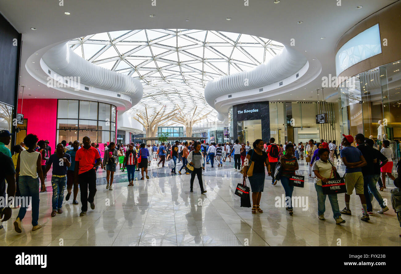 Midrand, Südafrika. 28. April 2016. Besucher der Mall of Africa in Midrand, in der Nähe von Johannesburg, Südafrika, am 28. April 2016. Die Mall of Africa, das größte Einkaufszentrum in Südafrika, eröffnet hier Donnerstag, mit 130.000 Quadratmeter Verkaufsfläche zur Verfügung. Die Mall ist Heimat von mehr als 300 Geschäften der lokalen und internationalen Marken, von die viele Flagship-Stores sind. Besucherströme kamen in die Mall für die Aktionen, die von den Geschäften am Tag Eröffnung gegeben. © Zhai Jianlan/Xinhua/Alamy Live-Nachrichten Stockfoto