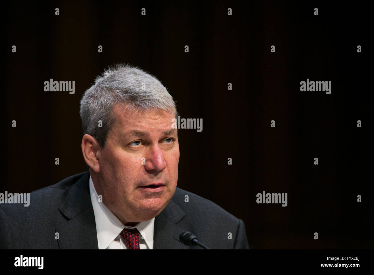 Washington, DC, USA. 27. April 2016. Michael "Mike" Pearson, Chairman und CEO von Valeant Pharmaceuticals, bezeugt vor den Senat Special Committee on Aging während einer Anhörung über die Preispolitik von Valeant Pharmaceuticals in Washington, D.C. am 27. April 2016. Bildnachweis: Kristoffer Tripplaar/Alamy Live-Nachrichten Stockfoto