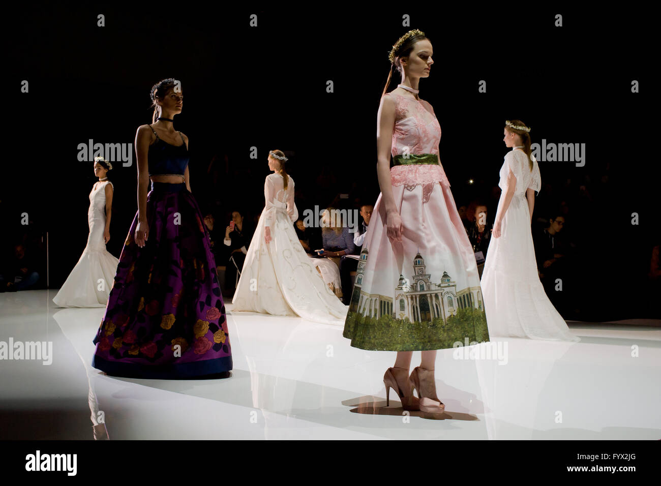 Barcelona, Spanien. 28. April 2016. Modelle laufen die Start-und Landebahn für die Ana Torres Brautkollektion während der Barcelona Bridal Fashion Week 2016. Bildnachweis: Jordi Boixareu/Alamy Live-Nachrichten Stockfoto