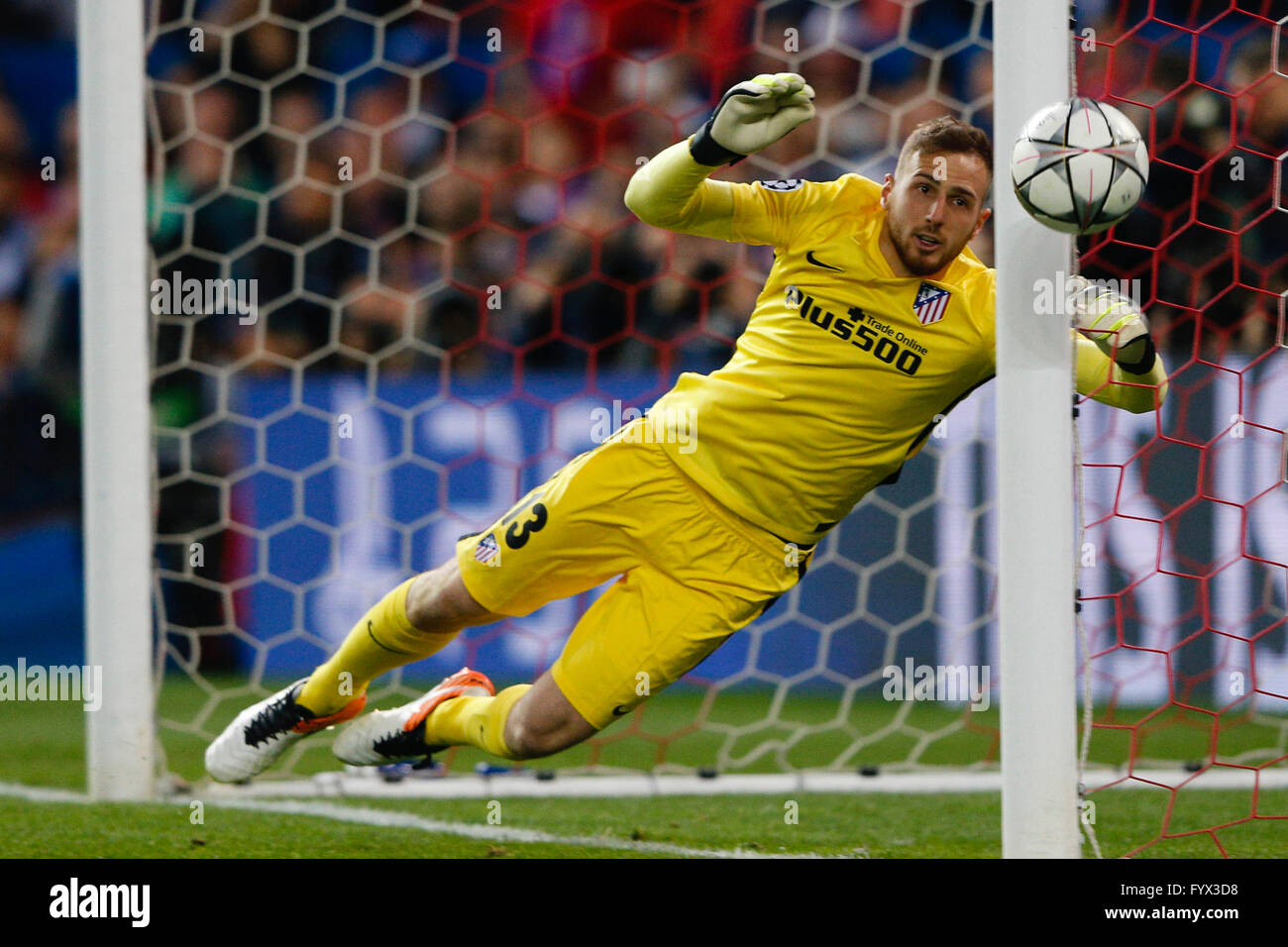 Madrid, Spanien. 27. April 2016. Feine blockt den Jan Oblak (13) Atletico Madrid den Ball um den Pfosten setzen. UEFA Champions League Champions League zwischen Atletico de Madrid und Bayern München im Vicente Calderon Stadion in Madrid, Spanien, 27. April 2016. © Aktion Plus Sport/Alamy Live-Nachrichten Stockfoto