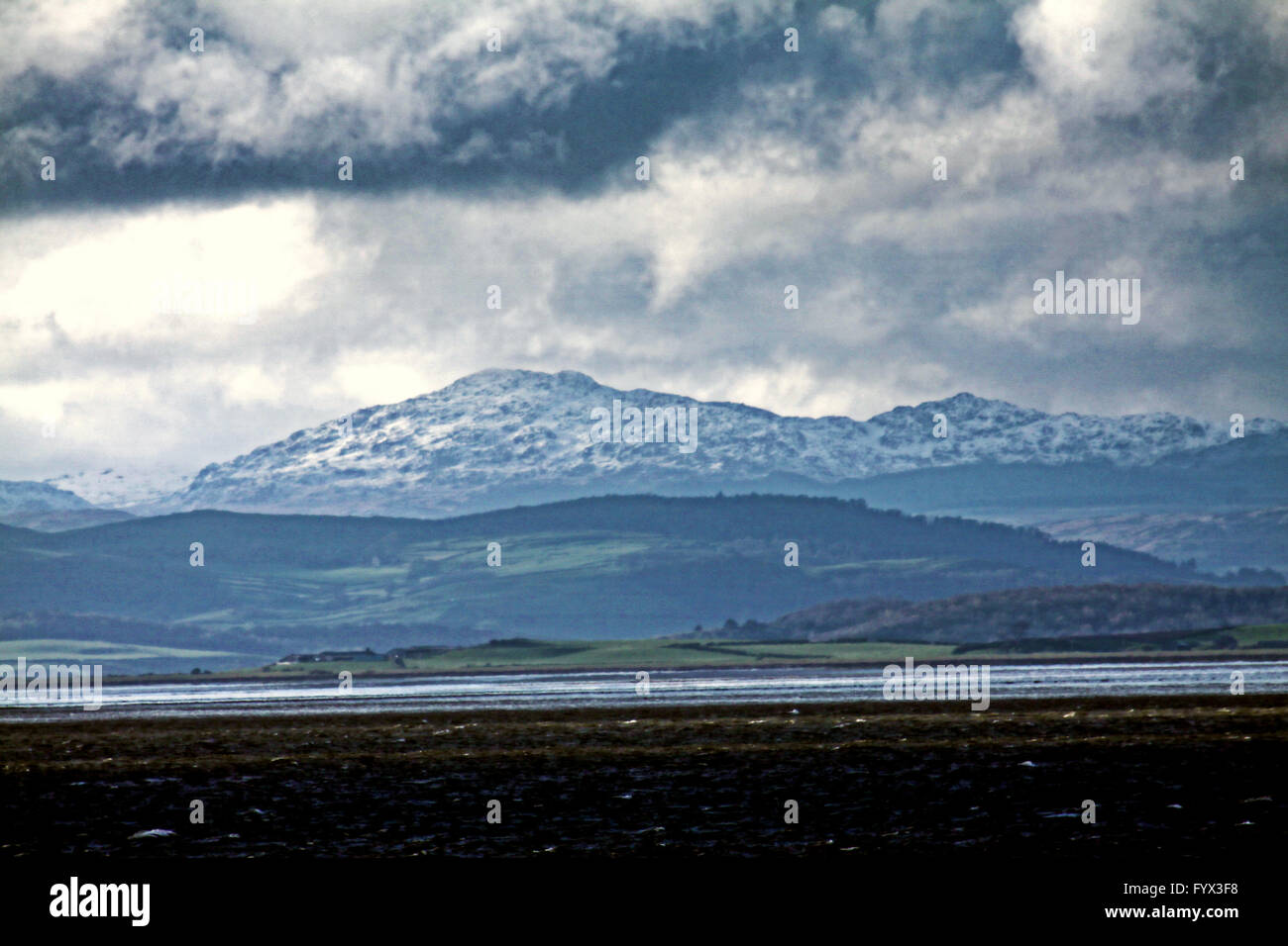 Morecambe, Lancashire, Vereinigtes Königreich, 28. April 2016.  Spät am Nachmittag nach Mittag Schnee zeigt lassen die Spitzen der South Lakeland Fells bedeckt Schnee Credit: David Billinge/Alamy Live News Stockfoto