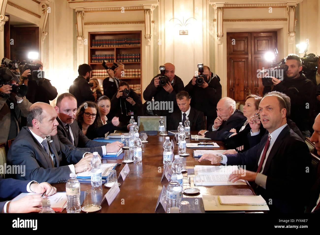 Volfgang Sobotka und Angelino Alfano Rom 27. April 2016. Ministerium des Innern Angelegenheiten. Treffen zwischen Minister des Innern von Italien und Österreich über die Schranken der Grenze zwischen Österreich und Italien für Migranten. Foto Samantha Zucchi Insidefoto Stockfoto