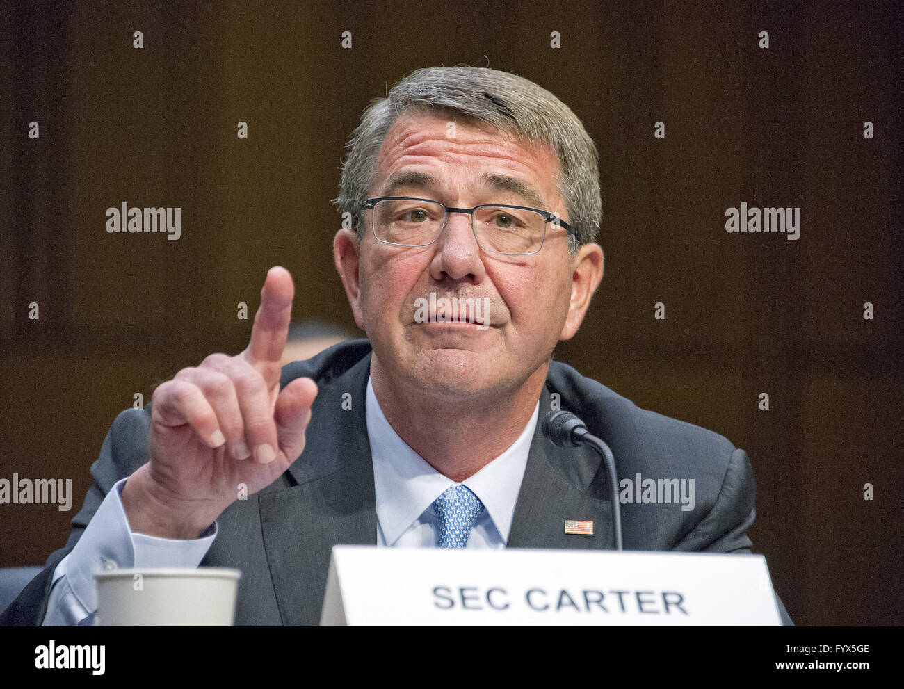 Washington, District Of Columbia, USA. 28. April 2016. United States Secretary Of Defense Ashton B. Carter gibt Aussage vor dem Ausschuss des US-Senats auf Armed Services während der mündlichen Verhandlung vom "Counter-ISIL (islamischer Staat im Irak und der Levante) Operationen und Nahost-Strategie '' am Capitol Hill in Washington, DC am Donnerstag, 28. April, 2016.Credit: Ron Sachs/CNP Credit: Ron Sachs/CNP/ZUMA Draht/Alamy Live News Stockfoto