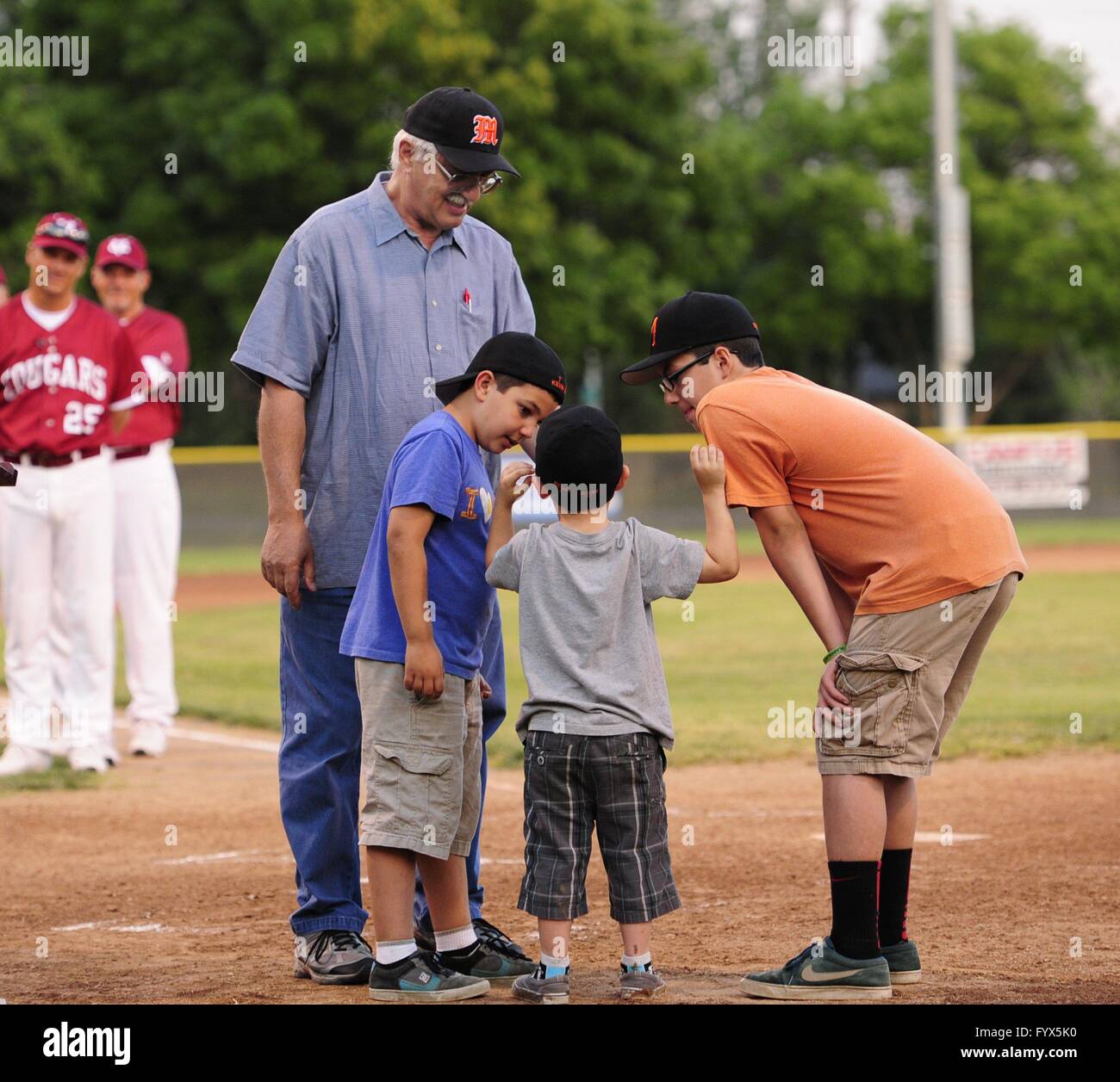 11. April 2014 - Dave Nannini hält der Mike als seine Enkel Brevin, 9, Ty, 4, und Andreas, 12, (alle Nannini) sagen "Lasst uns spielen Ball" vor dem Nannini Baseball-Spiel in Merced Freitag. (Kredit-Bild: © Bea Ahbeck Casson/Merced Sonne Stern über ZUMA) Stockfoto