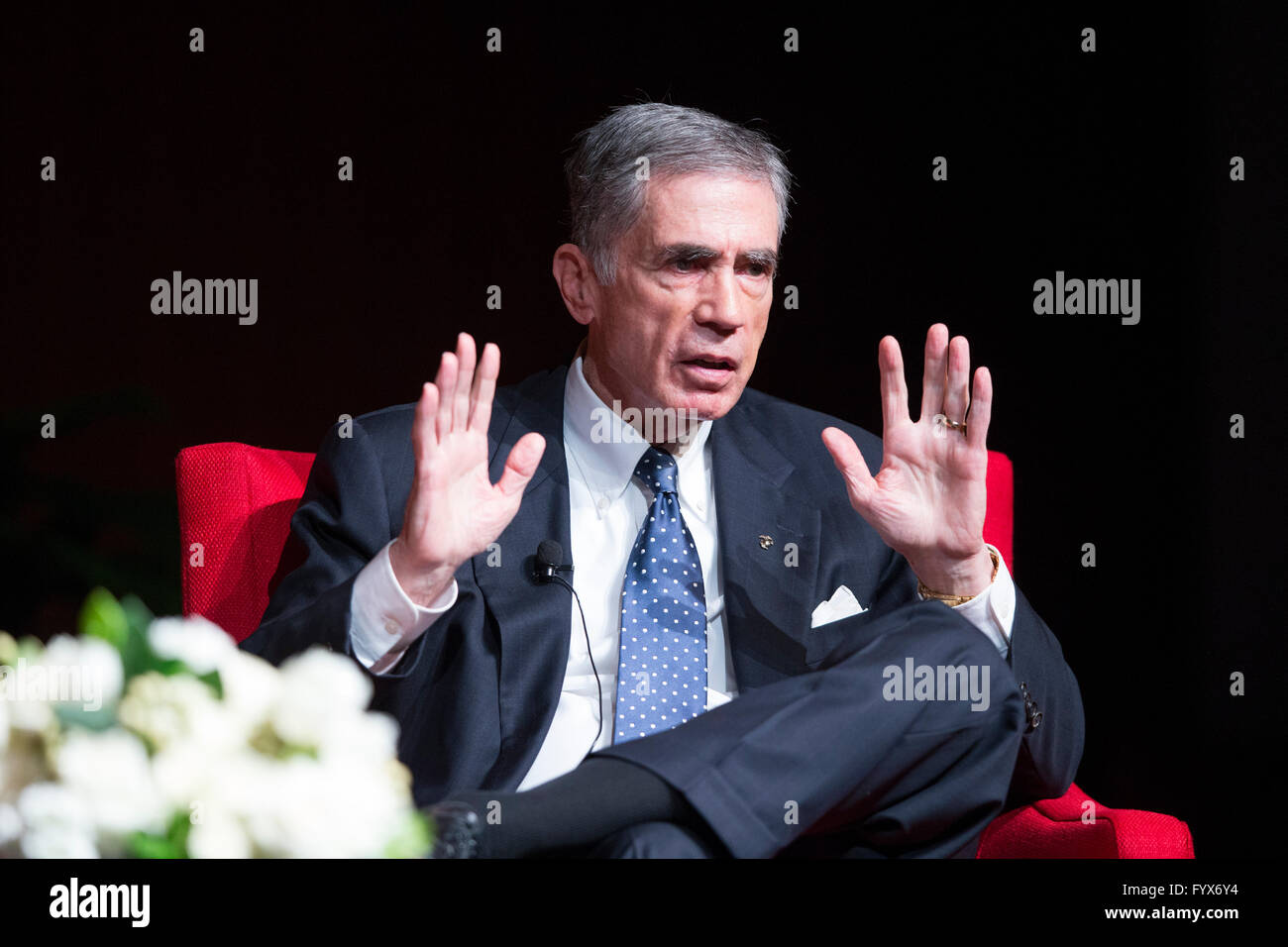 Bronzestern Empfänger und ehemalige US-Senator Charles Robb erzählt von seinem Einsatz in Vietnam während des Vietnam-Kriegs-Gipfels Stockfoto