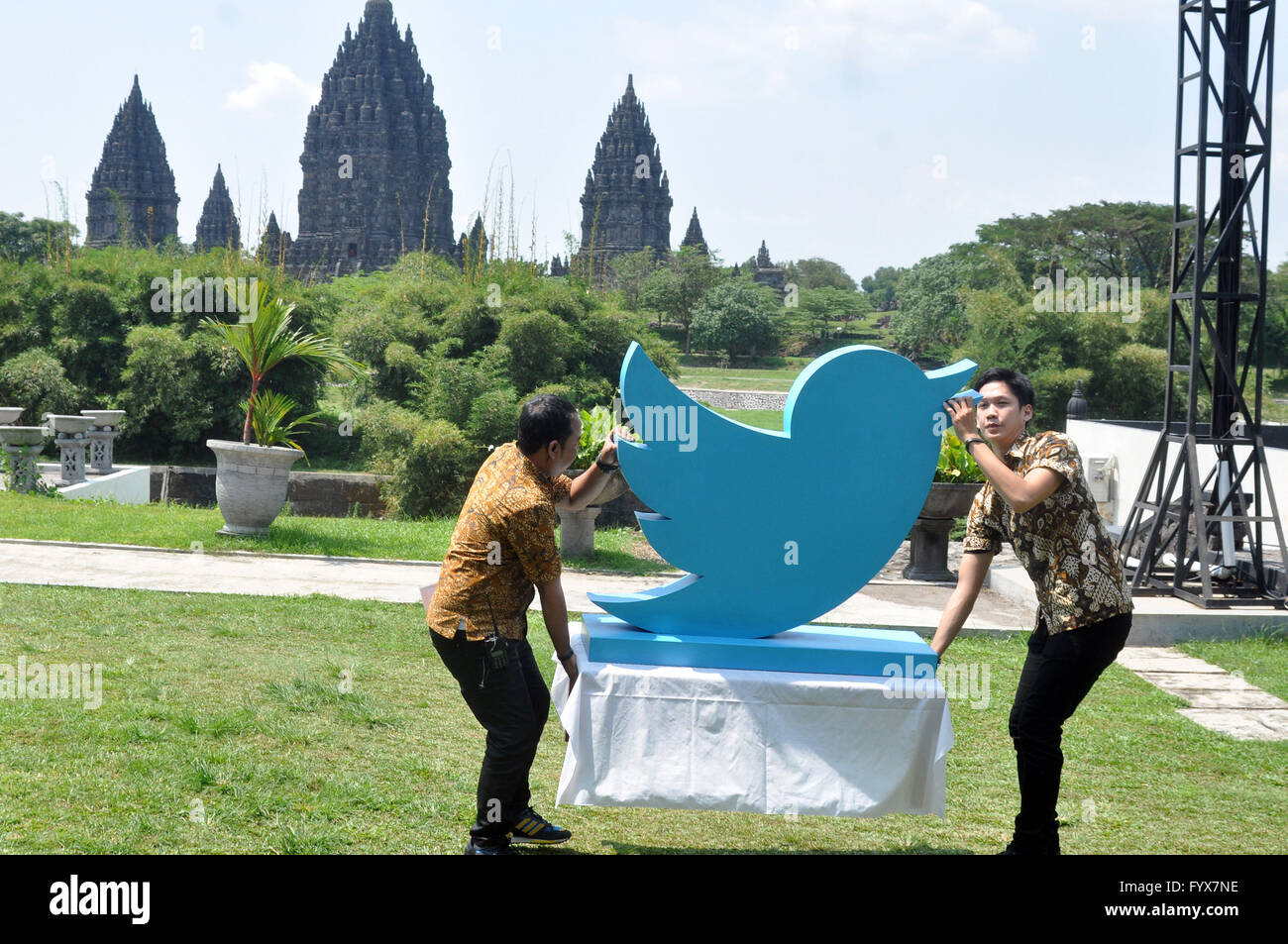 Yogyakarta, Indonesien. 29. April 2016. Die Schreiber hielt das Twitter-Symbol mit einem Hintergrund Prambanan bei der Einweihungszeremonie Twitter Konto 3 indonesische Kultur-Symbol, in der Tempelanlage von Prambanan, Yogyakarta, Indonesien Montag, 25. April 2016. Twitter offiziell willkommen drei legendären Kultur Yogyakarta spezielle Region über das Konto: @candiborobudur, @candiprambanan und @kratonjogja. Alle drei wurde die erste kulturelle Ikone in Indonesien hat einen verifizierten Twitter-Account. Bildnachweis: ZUMA Press, Inc./Alamy Live-Nachrichten Stockfoto