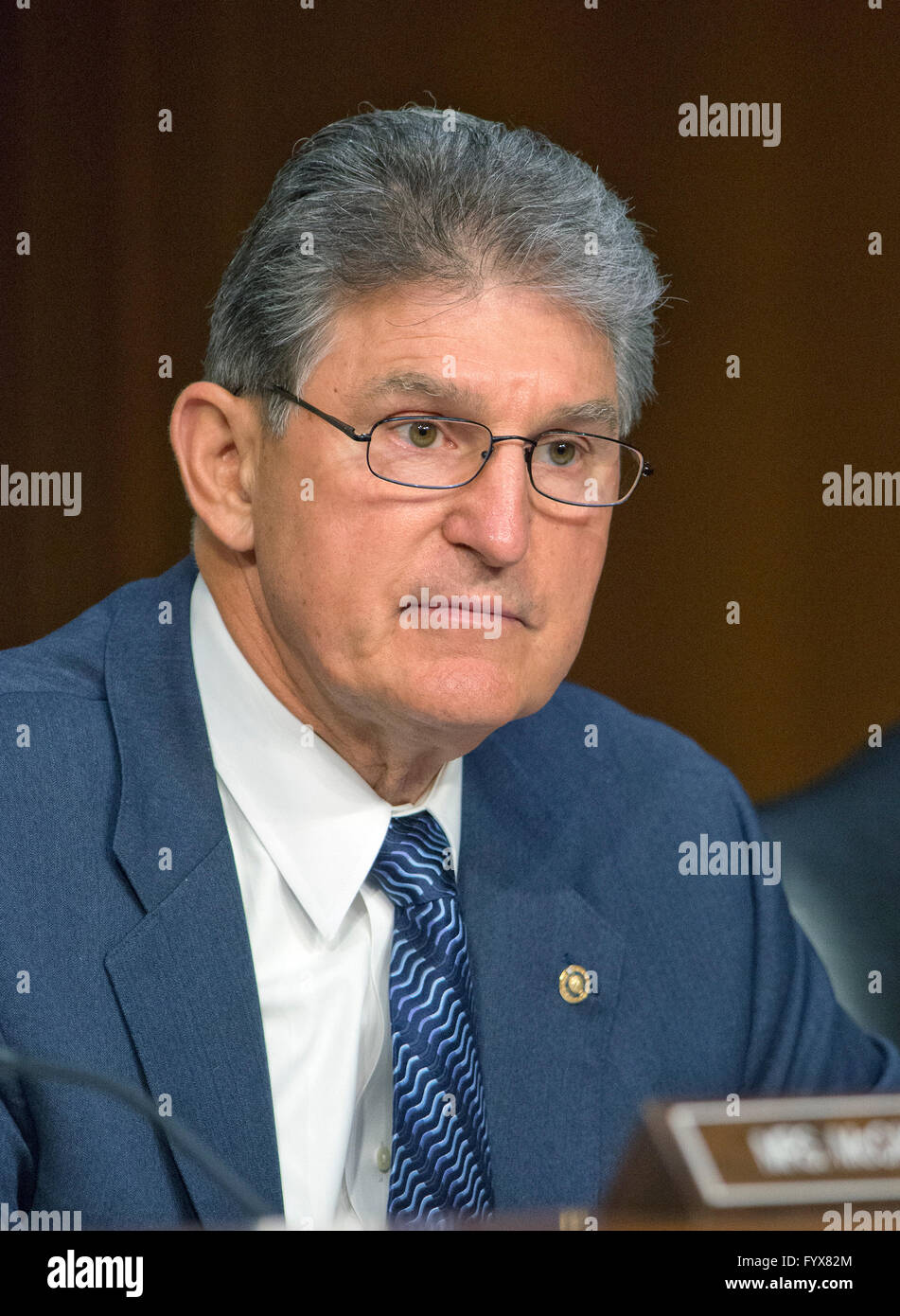 Vereinigte Staaten Senator Joe Manchin (Demokrat von West Virginia) hört als uns Verteidigungsminister Ashton B. Carter und General Joseph F. Dunford, Jr., USMC, Vorsitzender der Joint Chiefs Of Staff geben Zeugnis vor uns Senate Committee on Armed Services während der mündlichen Verhandlung vom "Counter-ISIL (islamischer Staat im Irak und der Levante) Operationen und Nahost-Strategie" auf dem Capitol Hill in Washington , DC auf Donnerstag, 28. April 2016. Bildnachweis: Ron Sachs/CNP - kein Draht-Dienst- Stockfoto