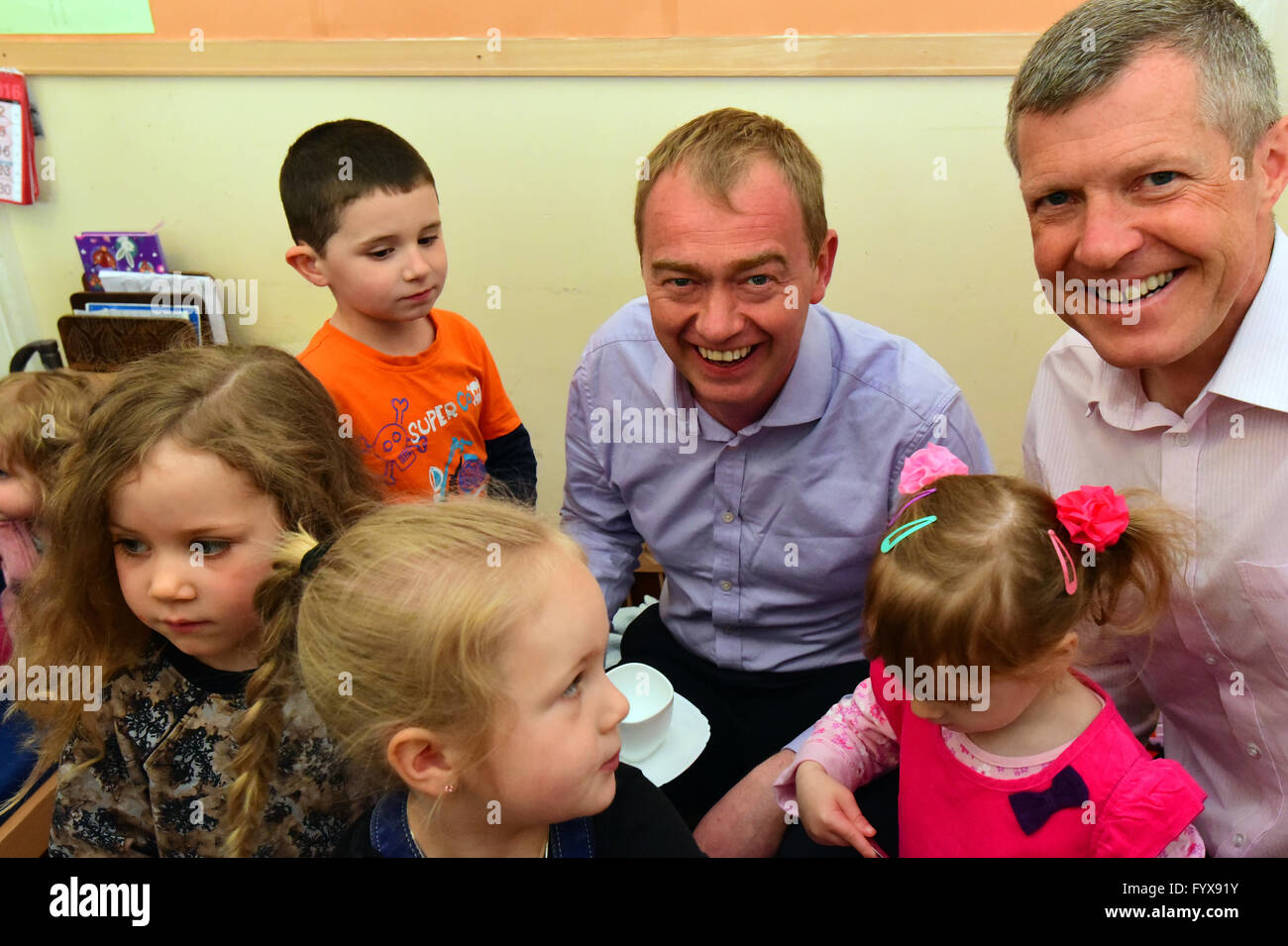 Cowdenbeath, Schottland, Vereinigtes Königreich, 29, April 2016. UK Liberal Democrats Tim Farron (L) und schottische Führer Willie Rennie (R) mit einer Gruppe von Kindern bei einem Besuch in einem Kindergarten in Cowdenbeath, wie sie Wahlen zum schottischen Parlament, Kampagne, die am 5. Mai, Credit stattfinden wird: Ken Jack / Alamy Live News Stockfoto