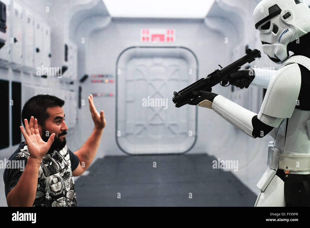 (160429)--BANGKOK, 29. April 2016 (Xinhua)--A Mann posiert für ein Foto mit einem Modell 2016 Bangkok Comic Con als einen Sturmtruppler gekleidet in Bangkok, Thailand, 29. April 2016. Comic und Animation Fans in Thailand gesammelt auf der Bangkok International Trade & Exhibition Center am Freitag zur Eröffnung des 2016 Bangkok Comic Con. Während der dreitägigen Comic-Con werden Besucher von mehr als 50 internationale Aussteller in der Industrie, einschließlich Marvel, HBO und Bandai, ihre neuesten Produkte und interaktive Veranstaltungen verbunden werden. Bangkok-Comic-Con begann im Jahr 2014 und gewachsen sein Stockfoto