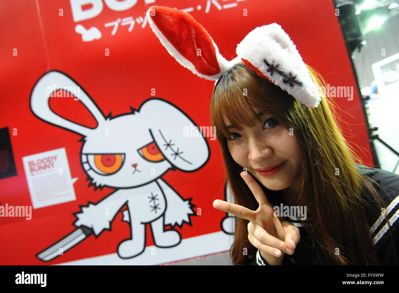 (160429)--BANGKOK, 29. April 2016 (Xinhua)--A Model posiert für ein Foto während der 2016 Bangkok Comic Con in Bangkok, Thailand, 29. April 2016. Comic und Animation Fans in Thailand gesammelt auf der Bangkok International Trade & Exhibition Center am Freitag zur Eröffnung des 2016 Bangkok Comic Con. Während der dreitägigen Comic-Con werden Besucher von mehr als 50 internationale Aussteller in der Industrie, einschließlich Marvel, HBO und Bandai, ihre neuesten Produkte und interaktive Veranstaltungen verbunden werden. Bangkok Comic Con im Jahr 2014 und ist gewachsen zu einem der größten pop-Kultur-events Stockfoto