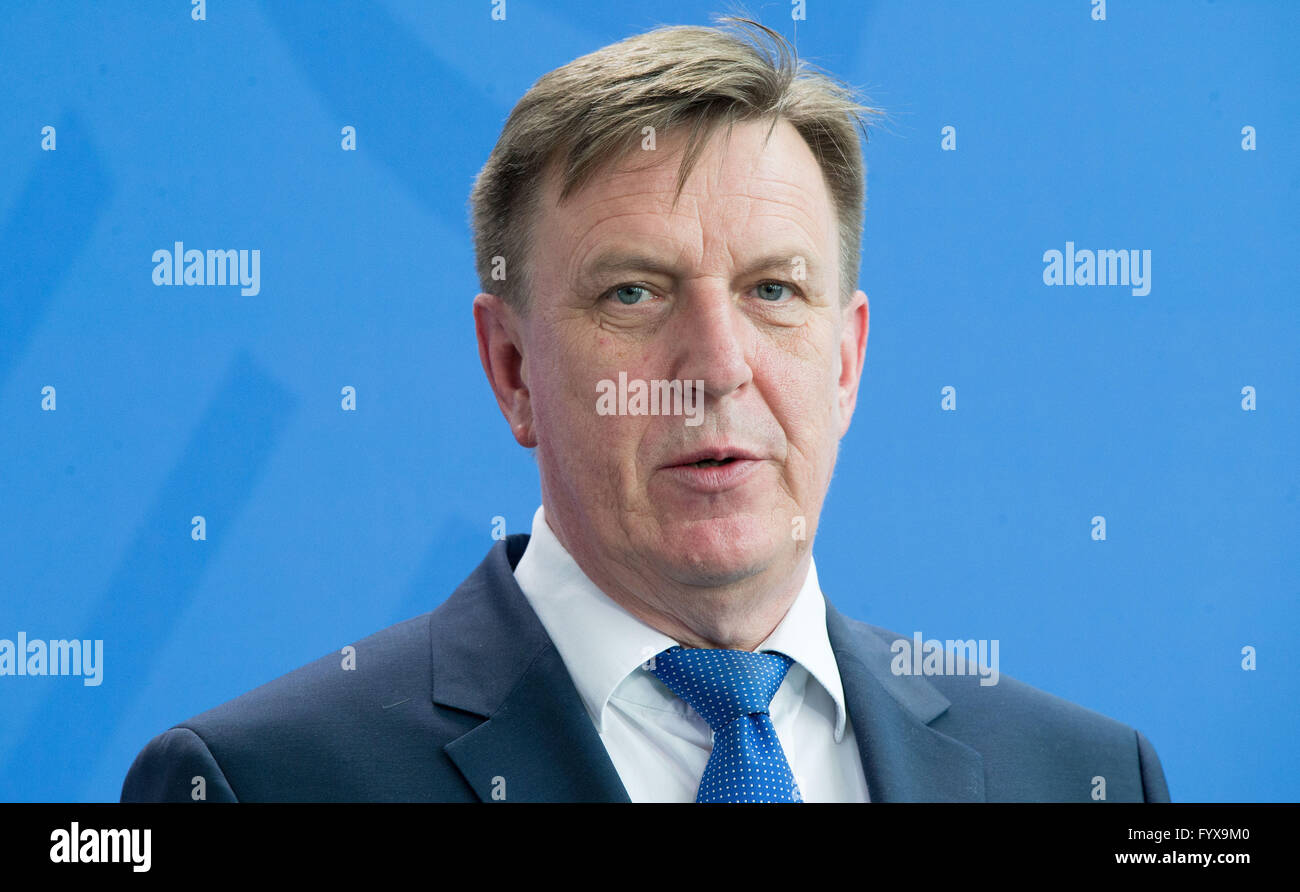 Berlin, Deutschland. 29. April 2016. Lettische Premierminister Maris Kucinskis während einer Pressekonferenz mit Bundeskanzlerin Angela Merkel im Kanzleramt in Berlin, Deutschland, 29. April 2016. Foto: KAY NIETFELD/Dpa/Alamy Live News Stockfoto