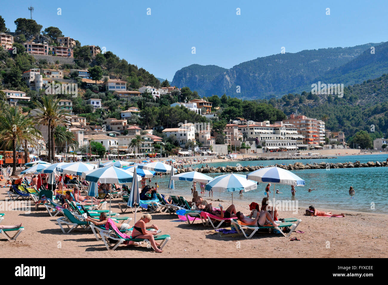 Beach, Port de Soller, Mallorca, Spanien / Sonnenschirme Stockfoto