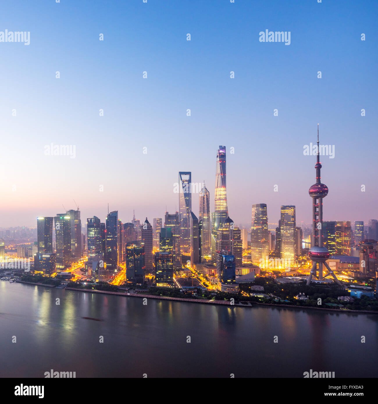 Waterfront Stadtbild im blauen Himmel im Morgengrauen Stockfoto