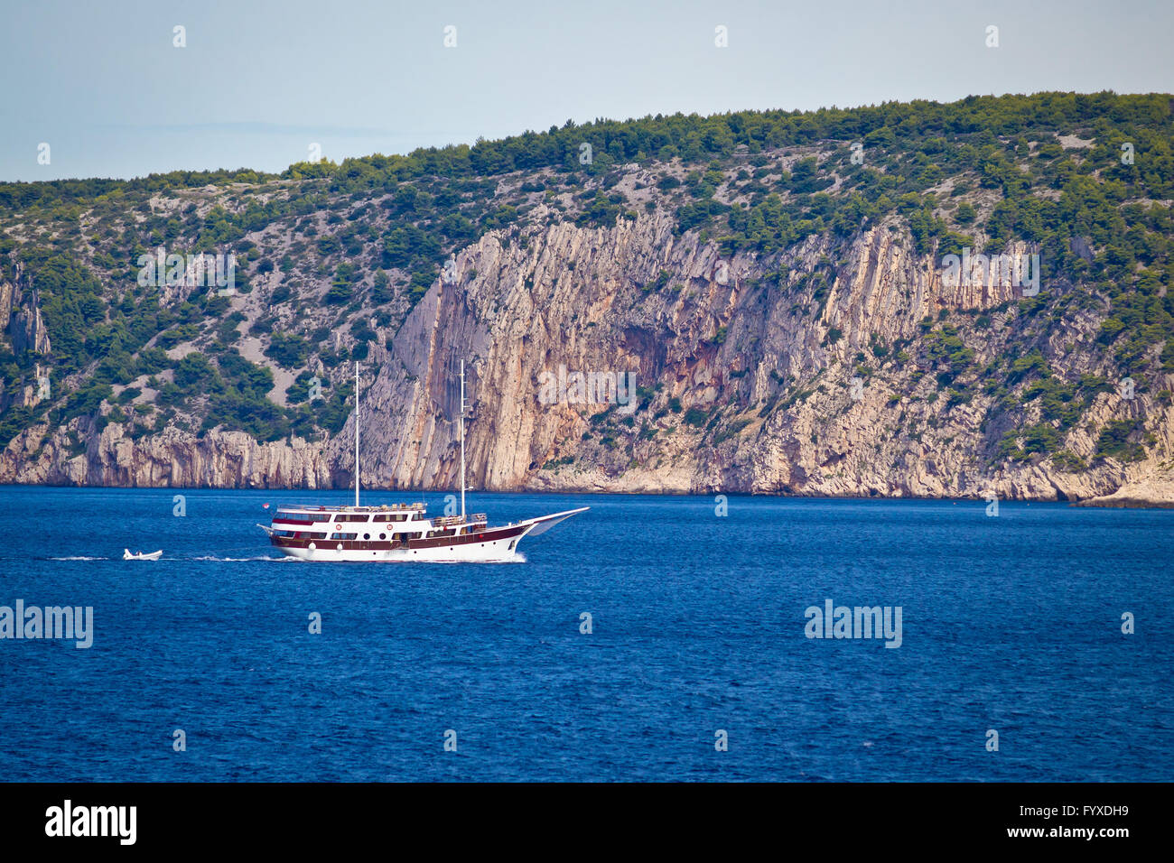 Insel Solta Klippen Boot Kreuzfahrt Stockfoto