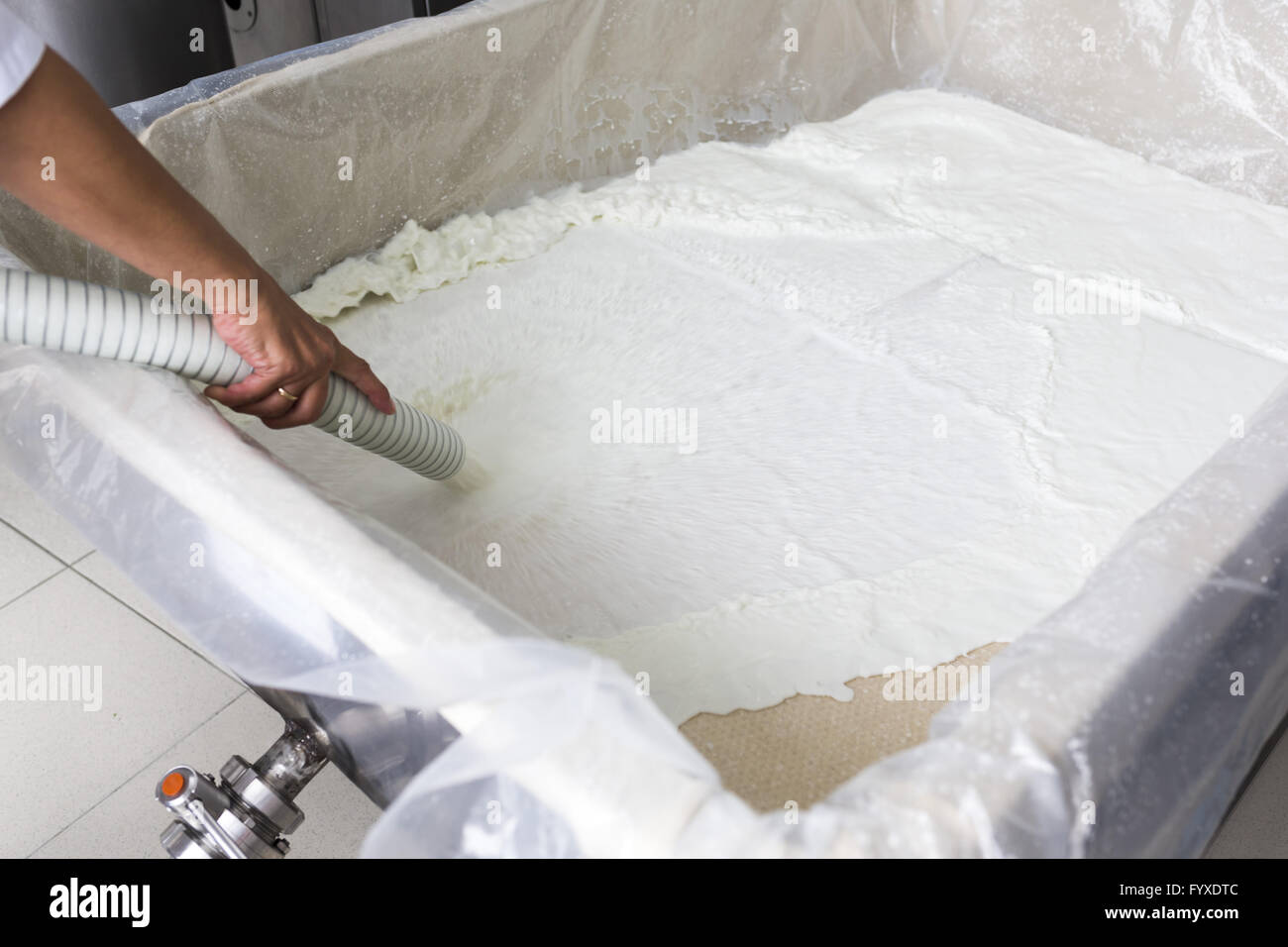 Käse Produktion Molkerei Milch Tank Schlauch Stockfotografie - Alamy