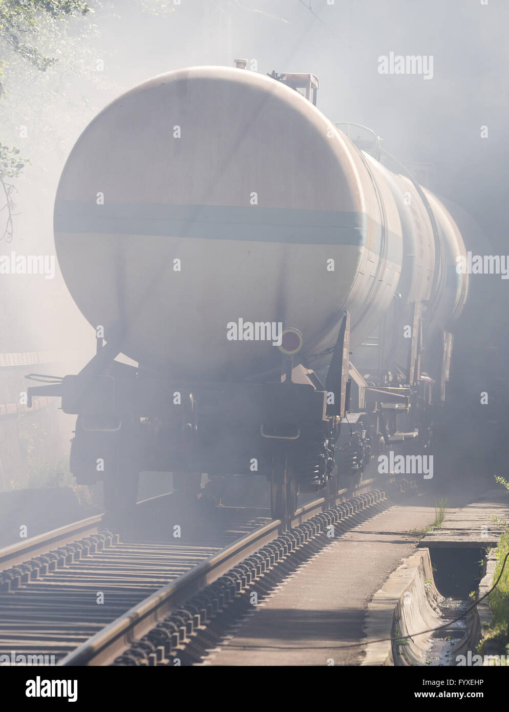 Tanker-Zug in Rauch Stockfoto