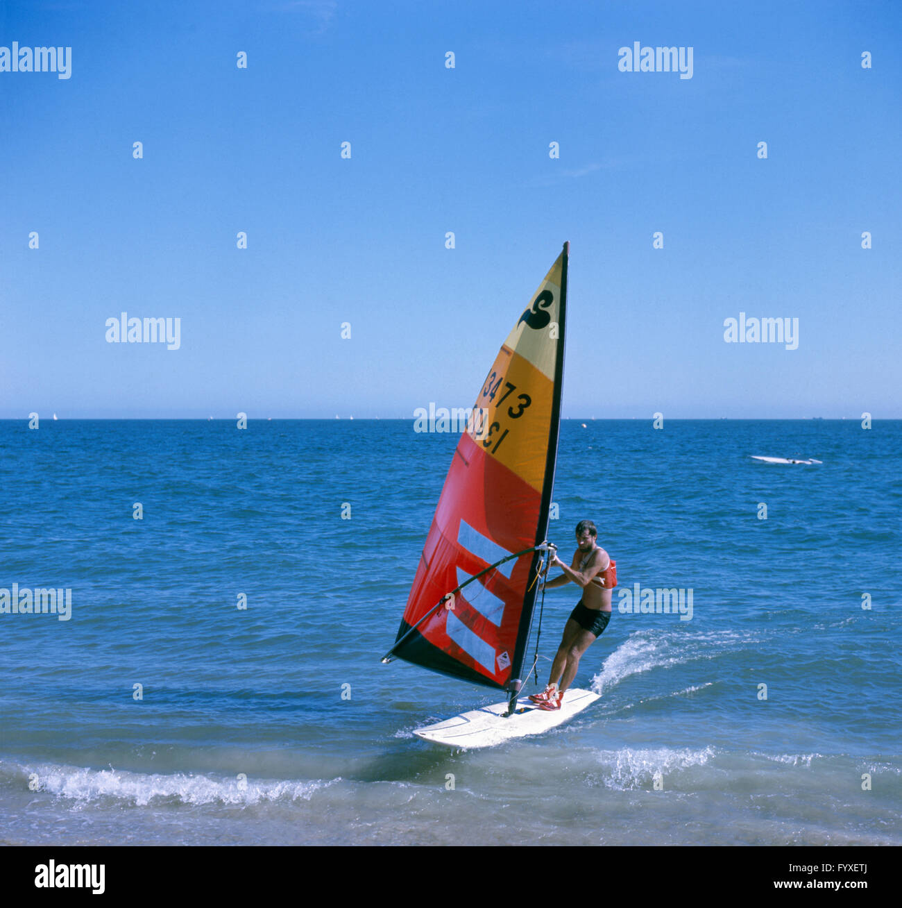 Mann, Windsurfen auf dem Meer Stockfoto
