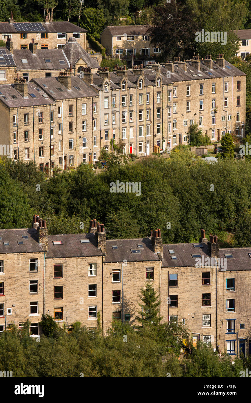 Großbritannien, England, Yorkshire, Calderdale, Hebden Bridge, fünfstöckige, fliegende Häuser Eigentumswohnungen "oben nach unten" Stockfoto