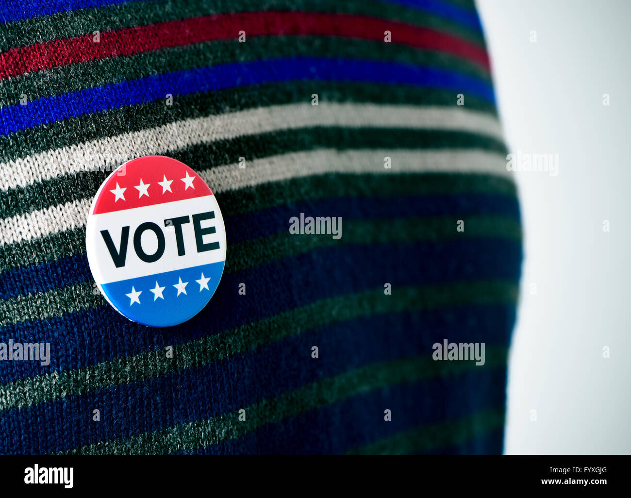 Nahaufnahme einer Abstimmung-Plakette für die Vereinigten Staaten Wahl merken in den Pullover eines jungen Mannes Stockfoto
