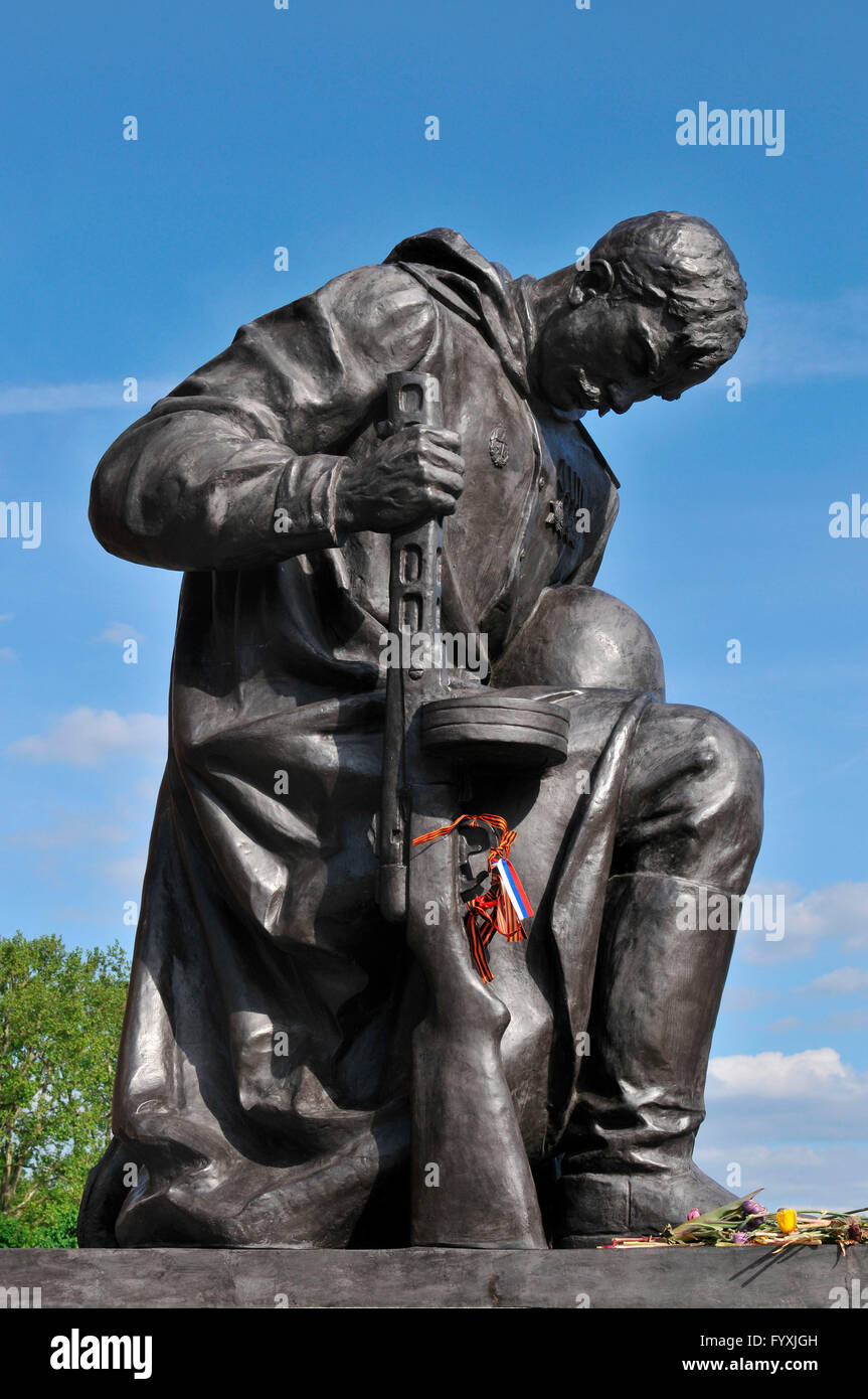 Soldat-Skulptur, Sowjetisches Ehrenmal, Treptow, Berlin, Deutschland Stockfoto
