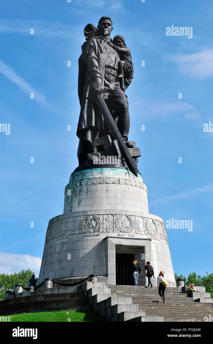 Soldat Skulptur, sowjetischer Krieg-Denkmal, Treptow, Berlin, Deutschland / Schwert Stockfoto