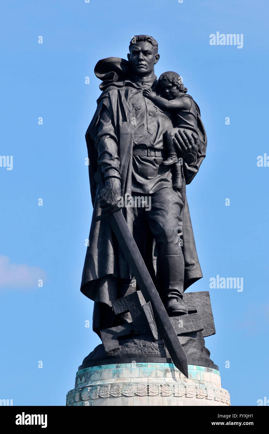 Soldat Skulptur, sowjetischer Krieg-Denkmal, Treptow, Berlin, Deutschland / Schwert Stockfoto