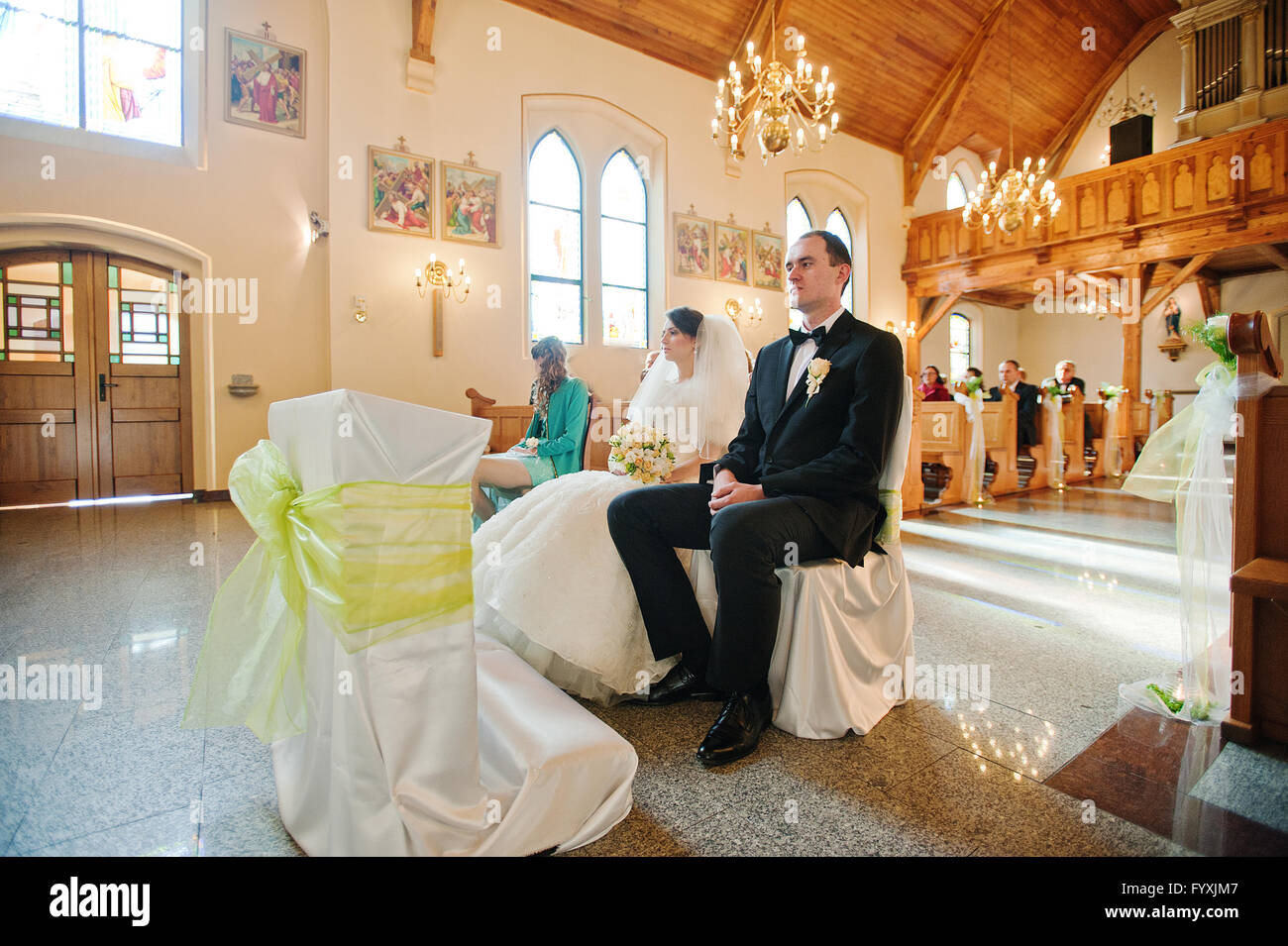 christlichen Hochzeitspaar in der katholischen Kirche Stockfoto