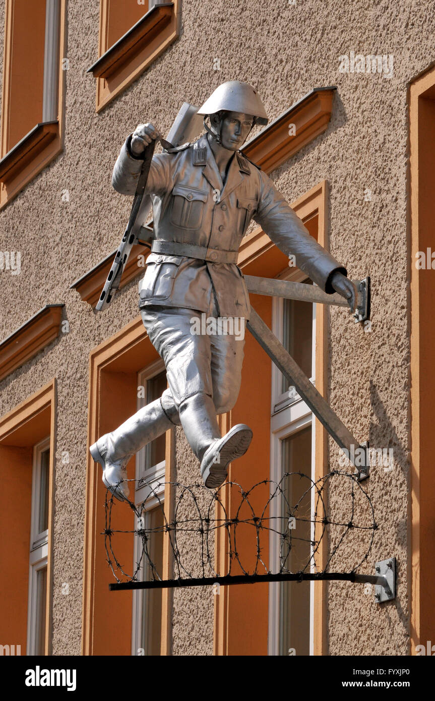 Soldat, von Conrad Schumann springen, Berlin wall Memorial Website, Brunnenstrasse, Bernauer Straße, Mitte, Berlin, Deutschland / Mauergedenkstätte, Berliner Mauer, Barbwire Stockfoto