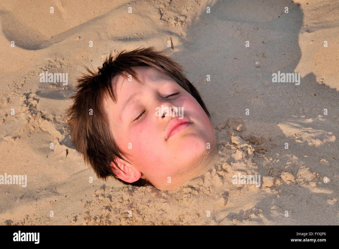 Junge Dugged in Sand, Berlin, Deutschland Stockfoto