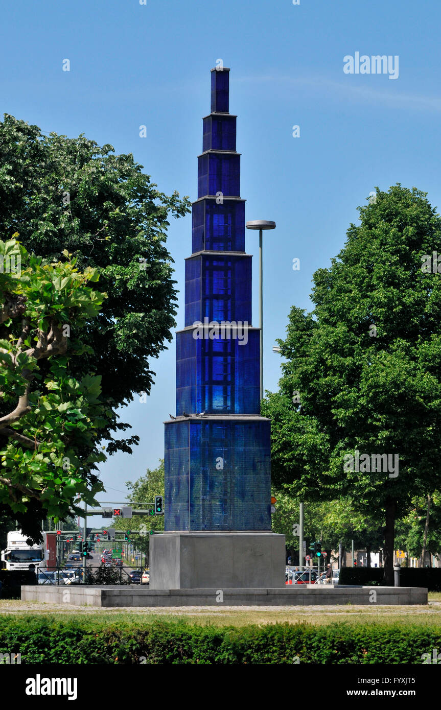 Blauer Obelisk von Hella Santarossa, Theodor-Heuss-Platz, Charlottenburg, Berlin, Deutschland Stockfoto