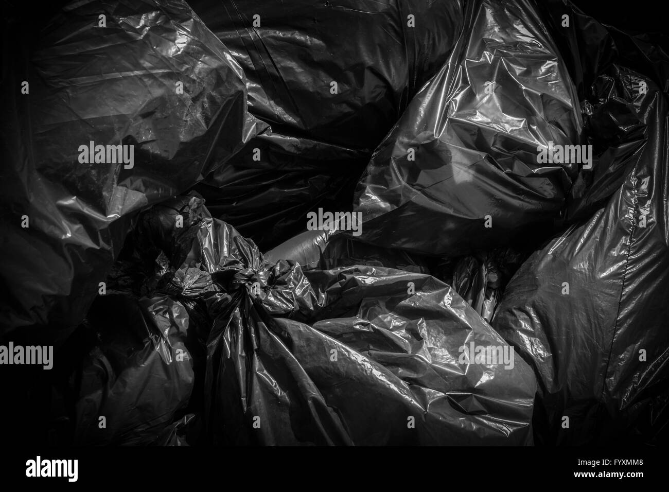 Schwarze Müllsäcke Stockfoto
