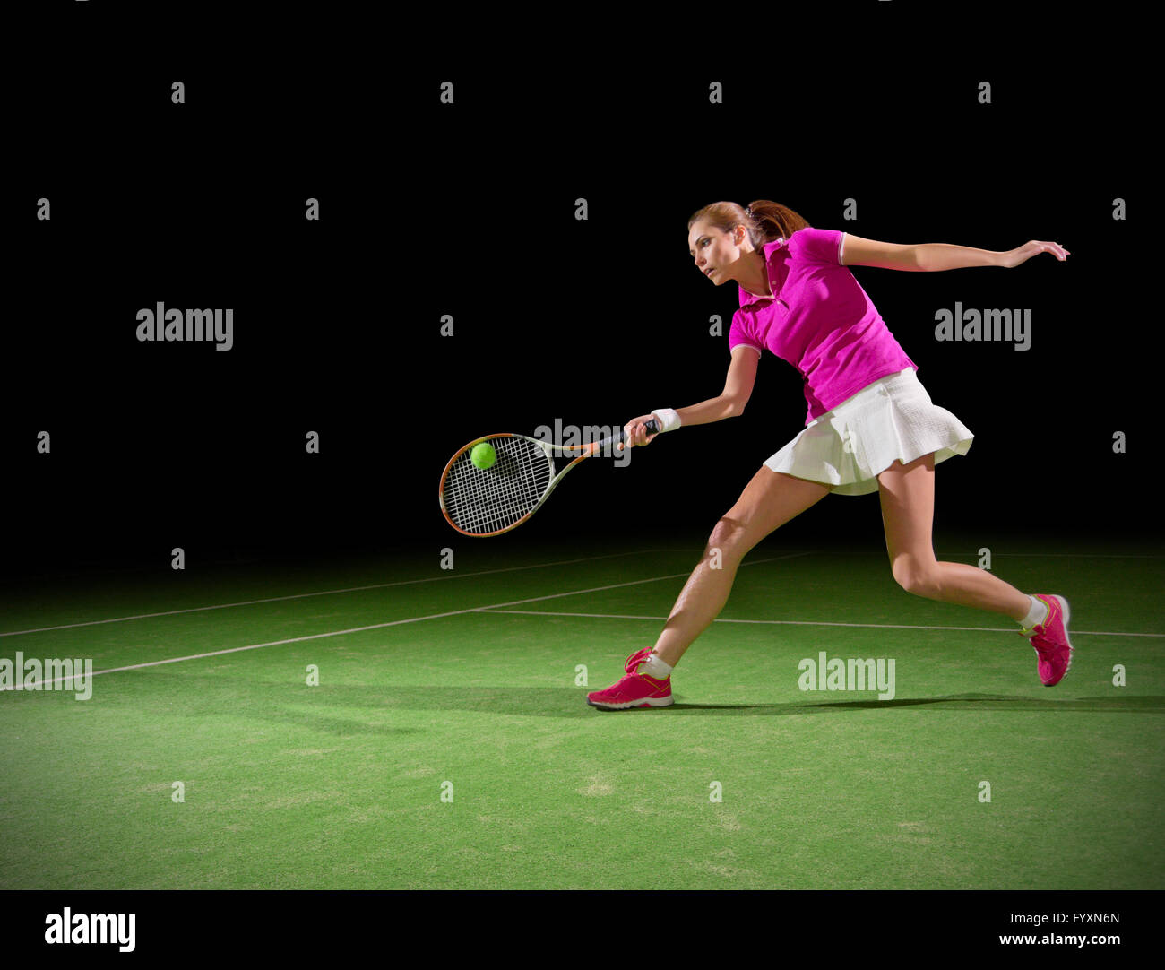 Junge Frau Tennisspieler isoliert Stockfoto
