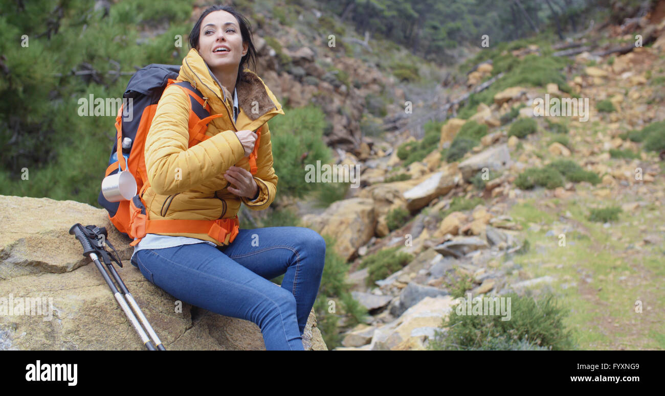 Sportliche junge weibliche backpacker Stockfoto