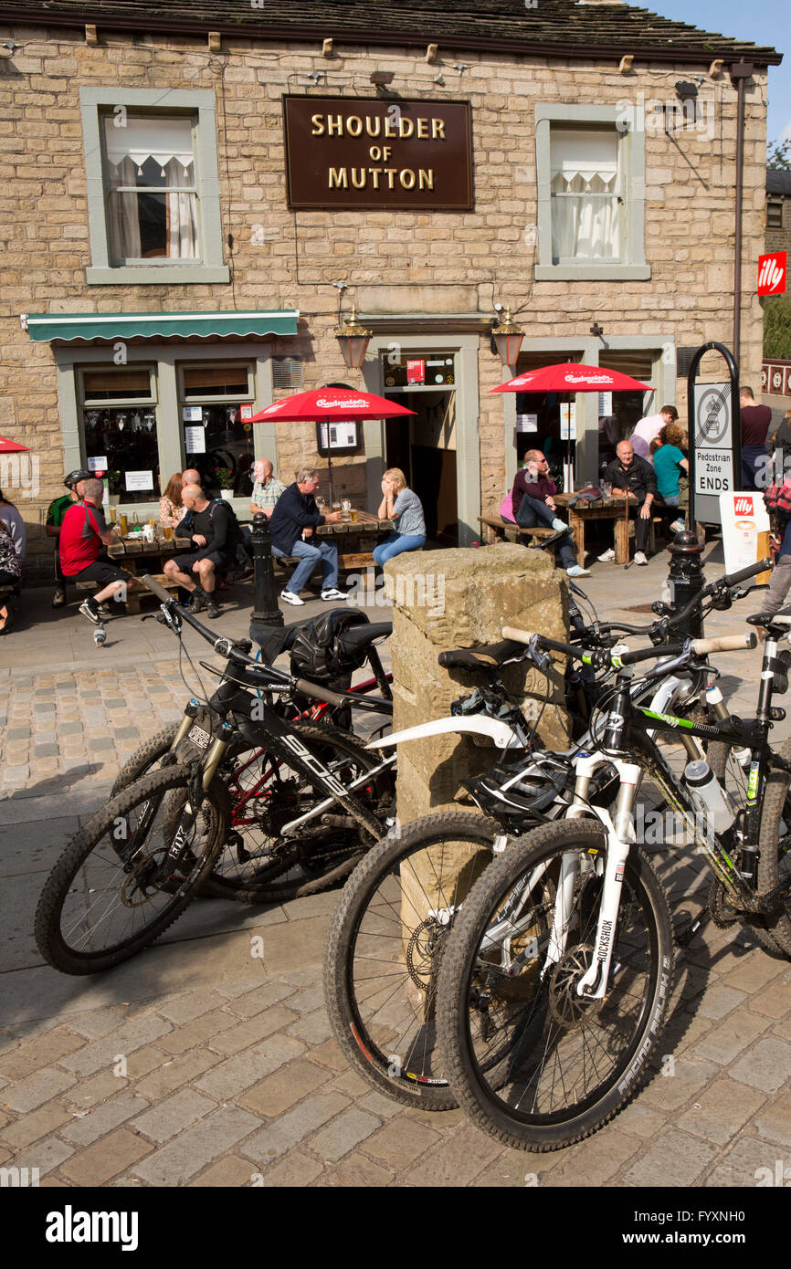 Großbritannien, England, Yorkshire, Calderdale, Hebden Bridge, St. Georges Square, Fahrräder vor Schulter Hammel pub Stockfoto