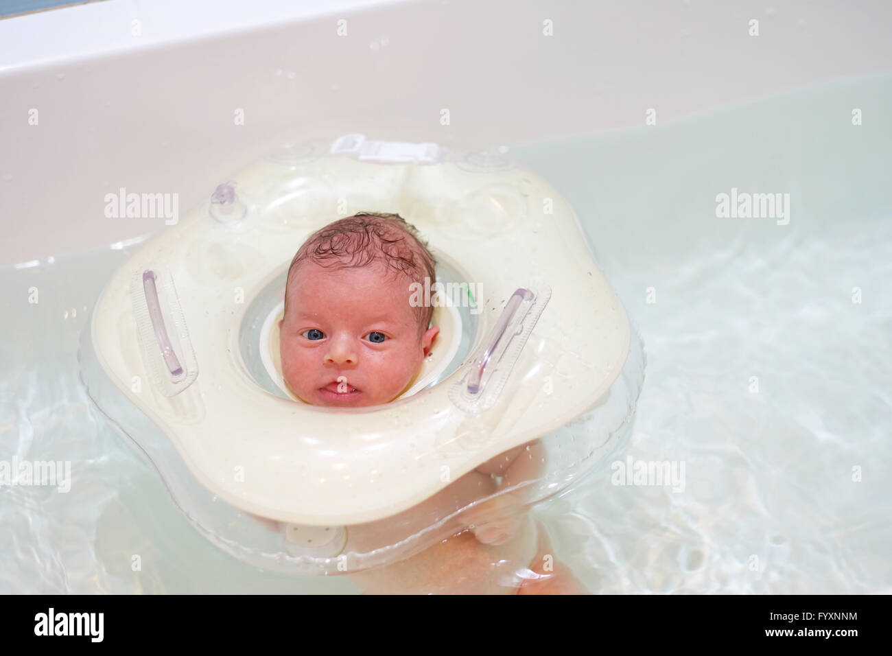 Babyschwimmen mit Hals Schwimmring Stockfotografie - Alamy