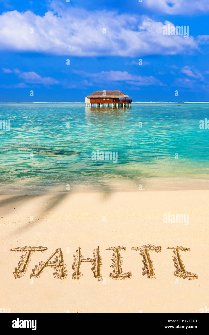 Wort-Tahiti am Strand Stockfoto