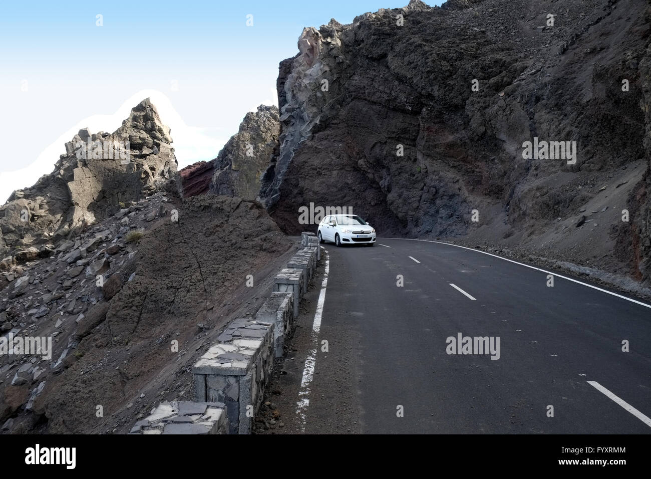 Straße in vulkanische Berglandschaft Stockfoto