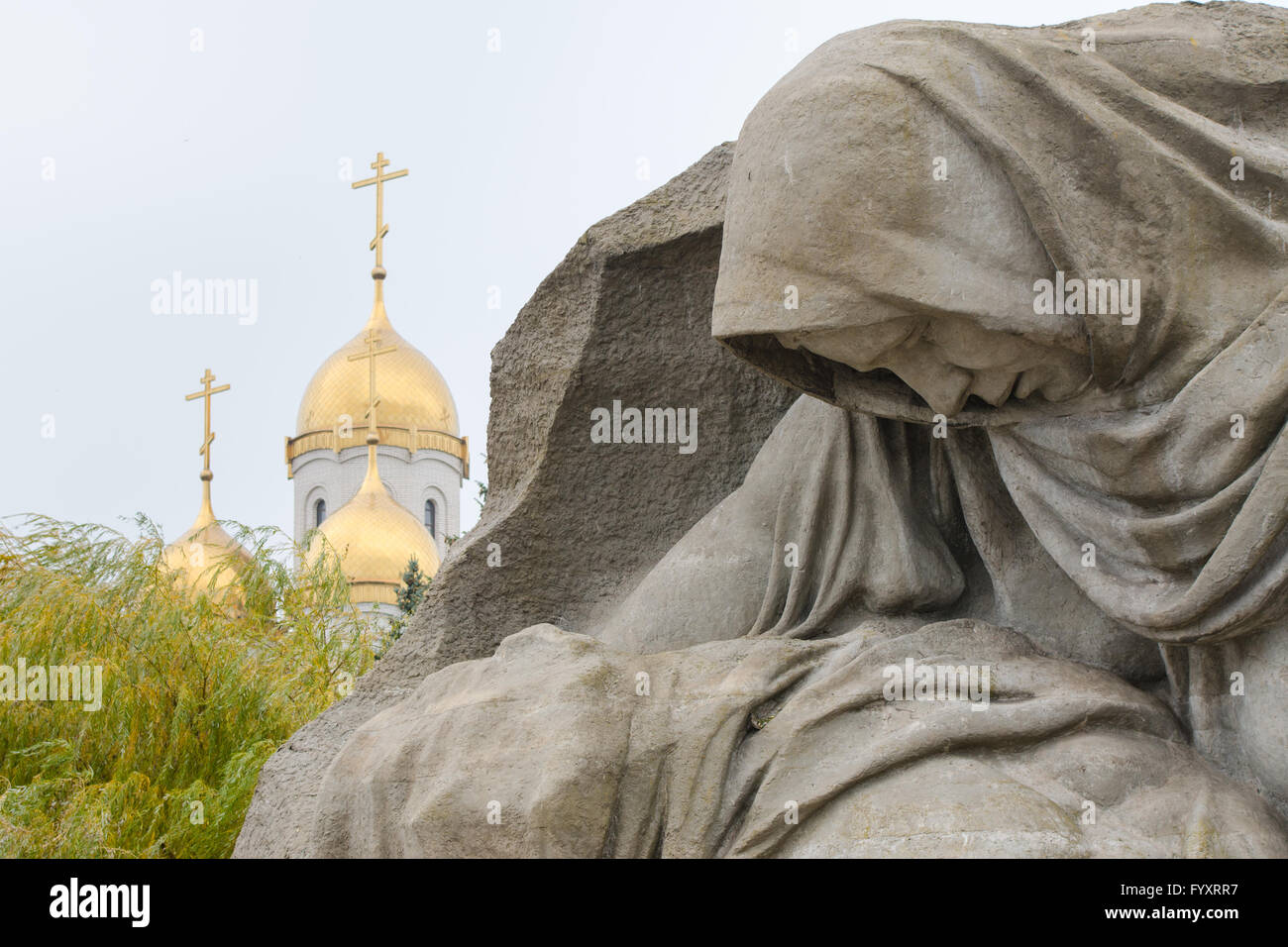 Skulptur, die trauernden Mutter und Kuppeln der Kathedrale von Allerheiligen im Bereich der Trauer historische Gedenkstätte komplexe Quot; Held Stockfoto